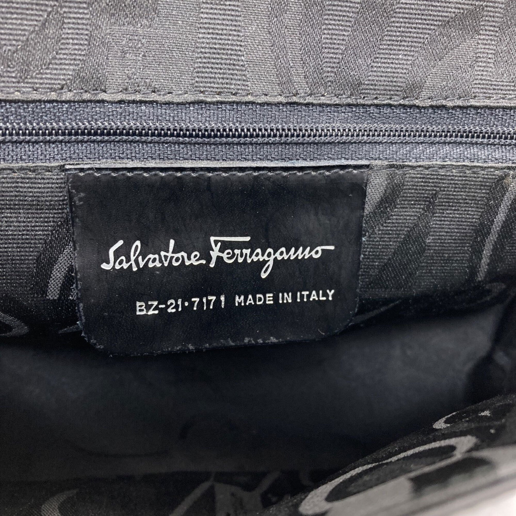 Salvatore Ferragamo Black Leather Shoulder Bag (Pre-Owned)