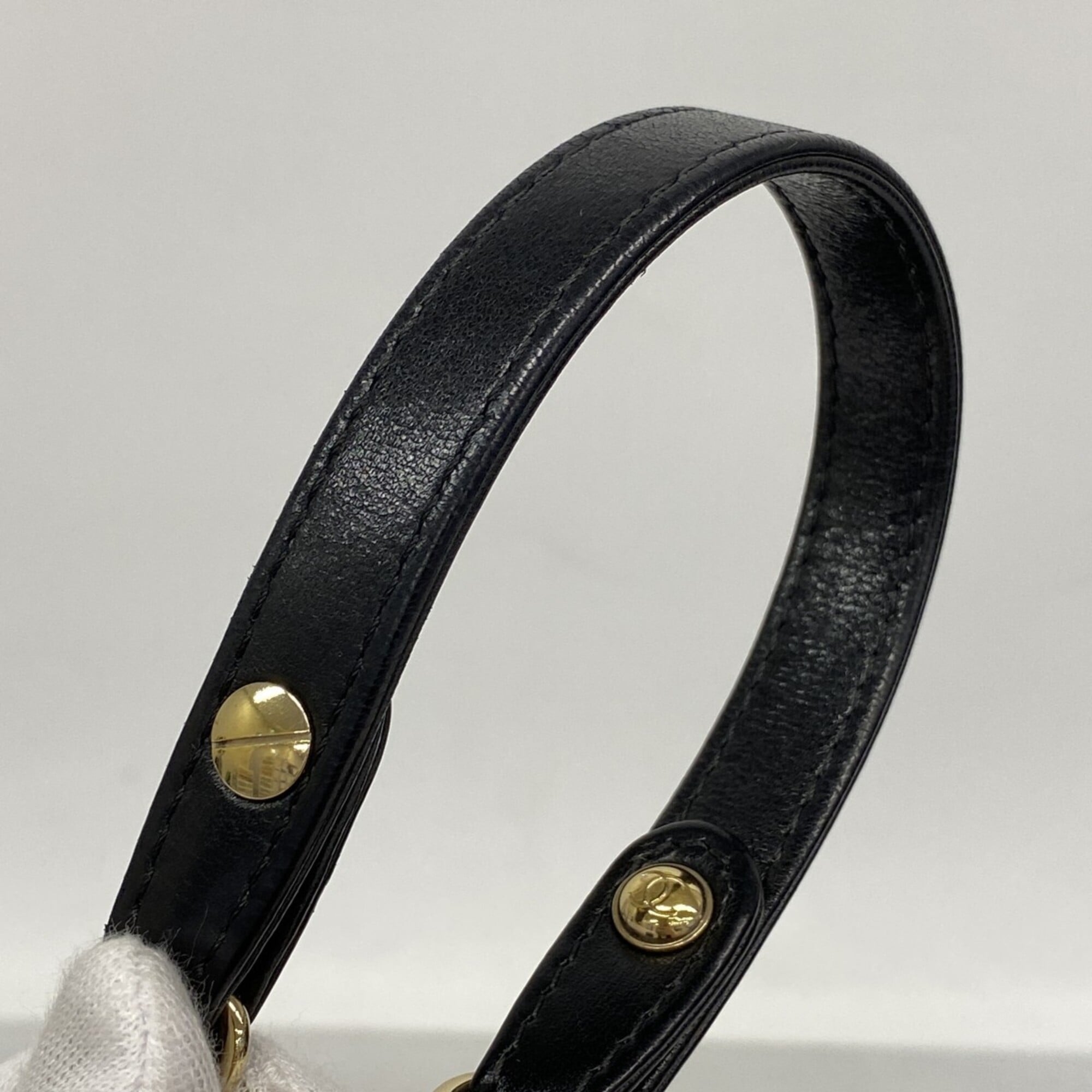 Chanel Black Leather Shoulder Bag (Pre-Owned)