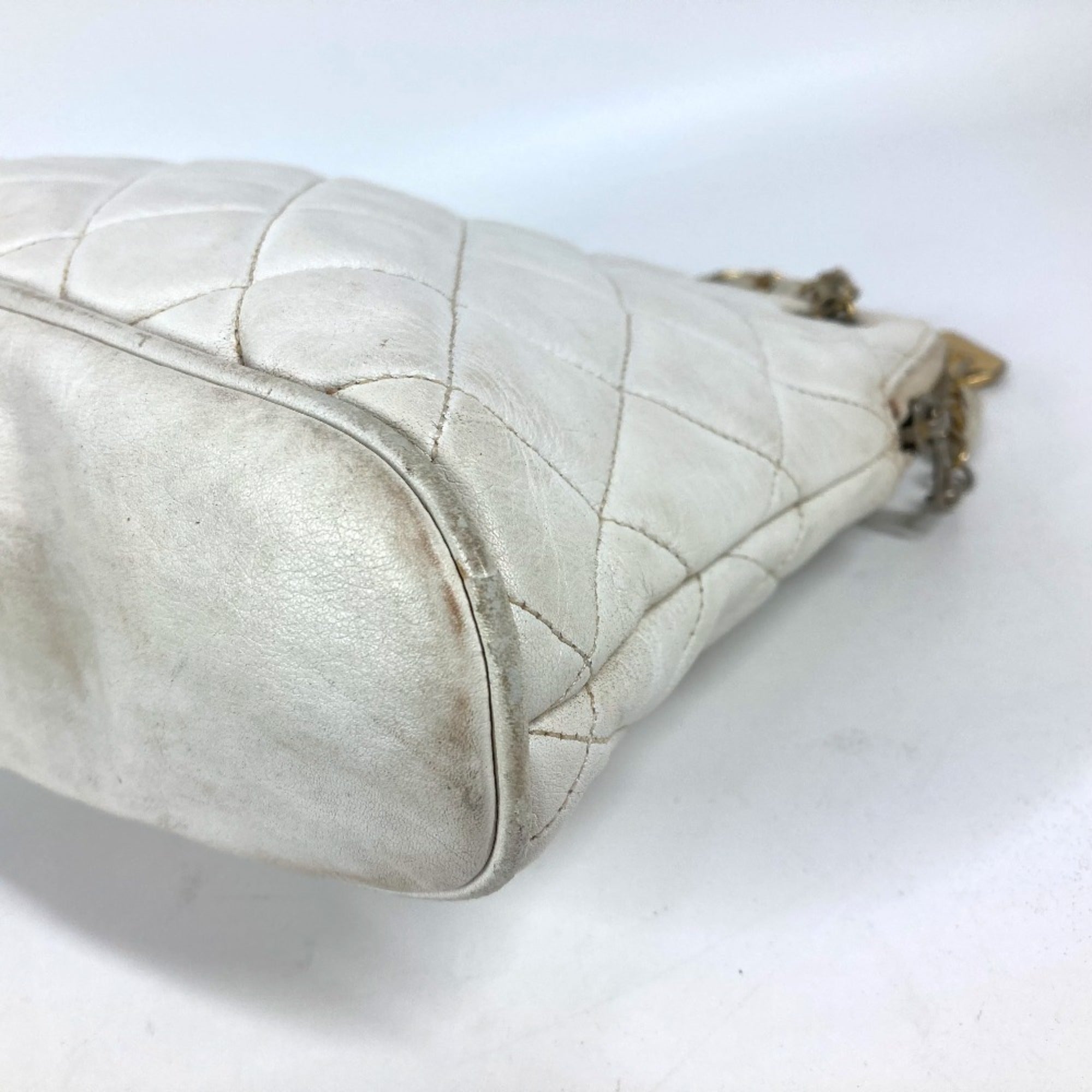 Chanel White Leather Shoulder Bag (Pre-Owned)