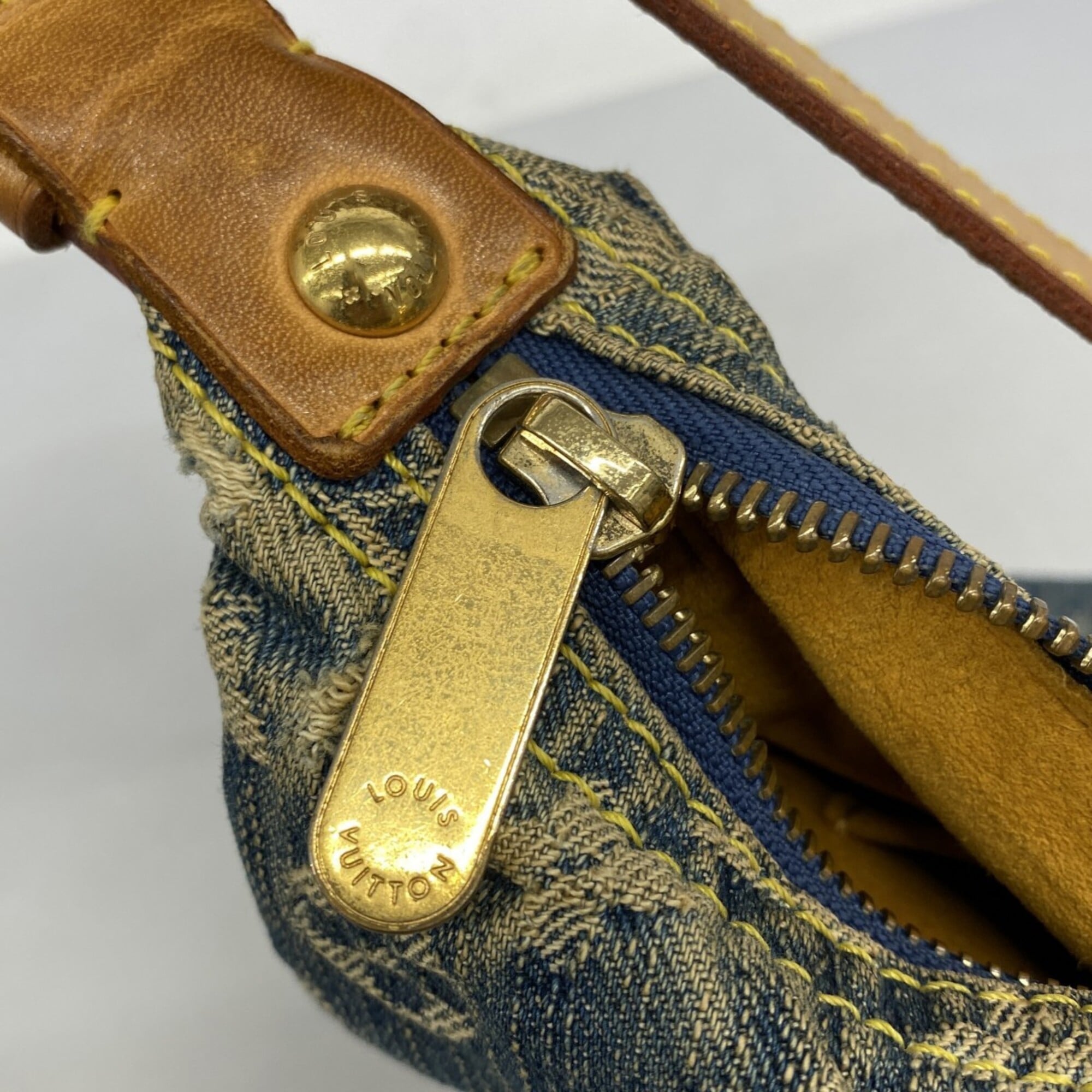 Louis Vuitton Blue Shoulder Bag (Pre-Owned)