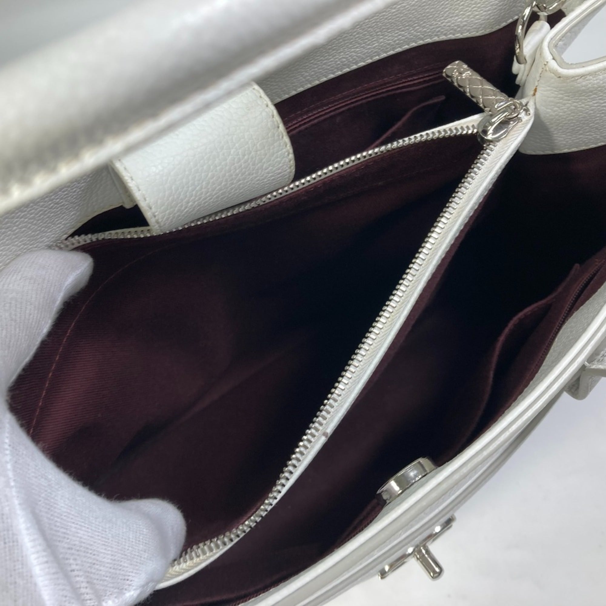 Chanel White Leather Handbag (Pre-Owned)
