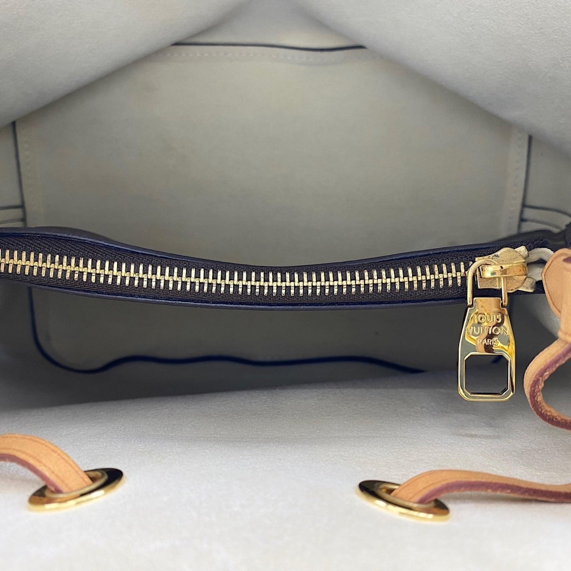 Louis Vuitton Brown Shoulder Bag (Pre-Owned)
