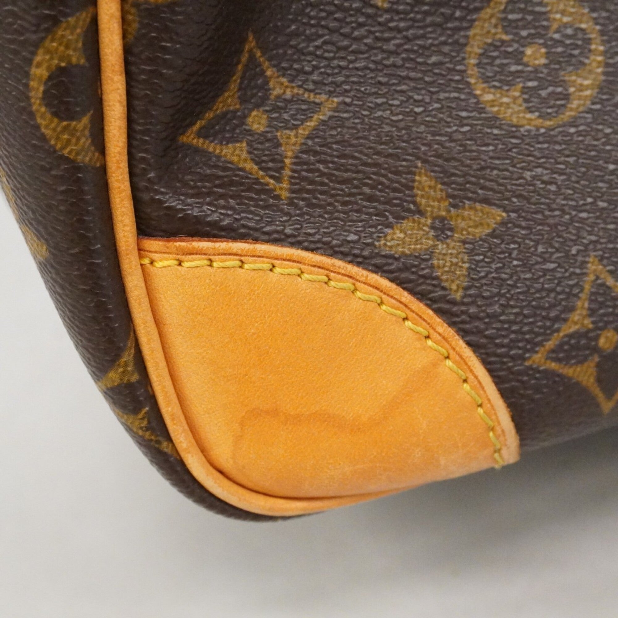 Louis Vuitton Brown Shoulder Bag (Pre-Owned)
