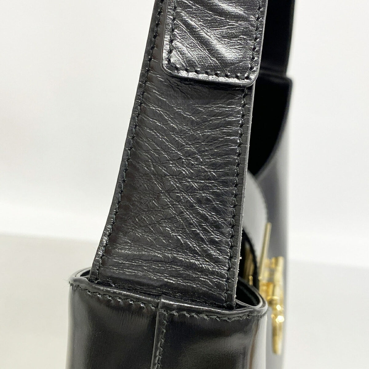 Salvatore Ferragamo Black Leather Shoulder Bag (Pre-Owned)