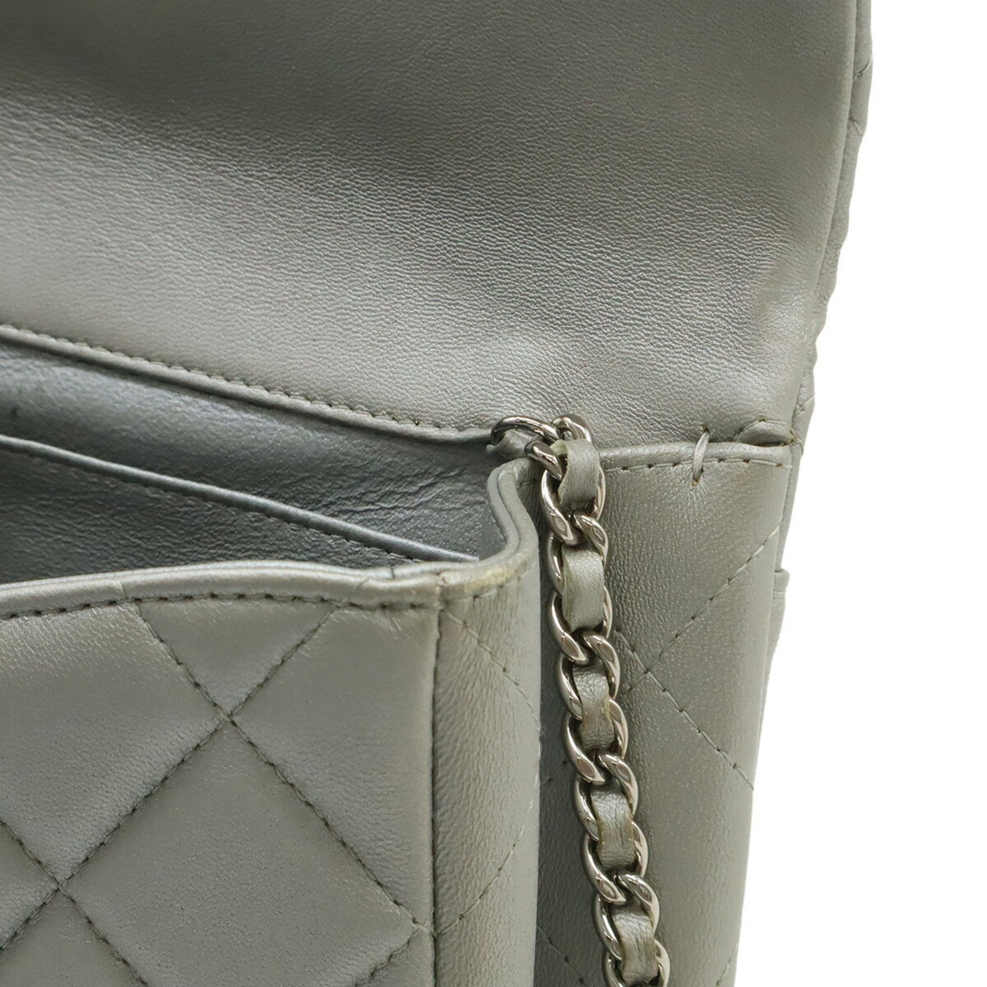 Chanel Silver Leather Shoulder Bag (Pre-Owned)