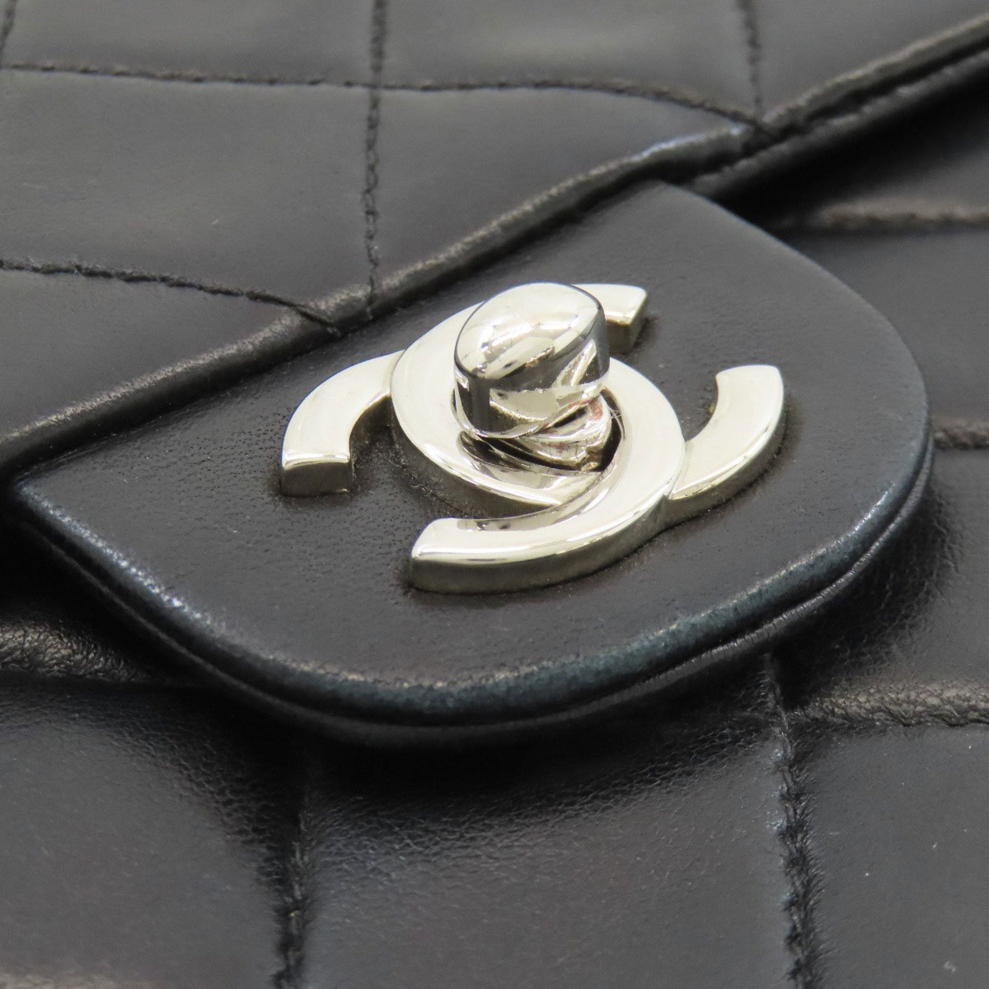 Chanel Black Leather Shoulder Bag (Pre-Owned)