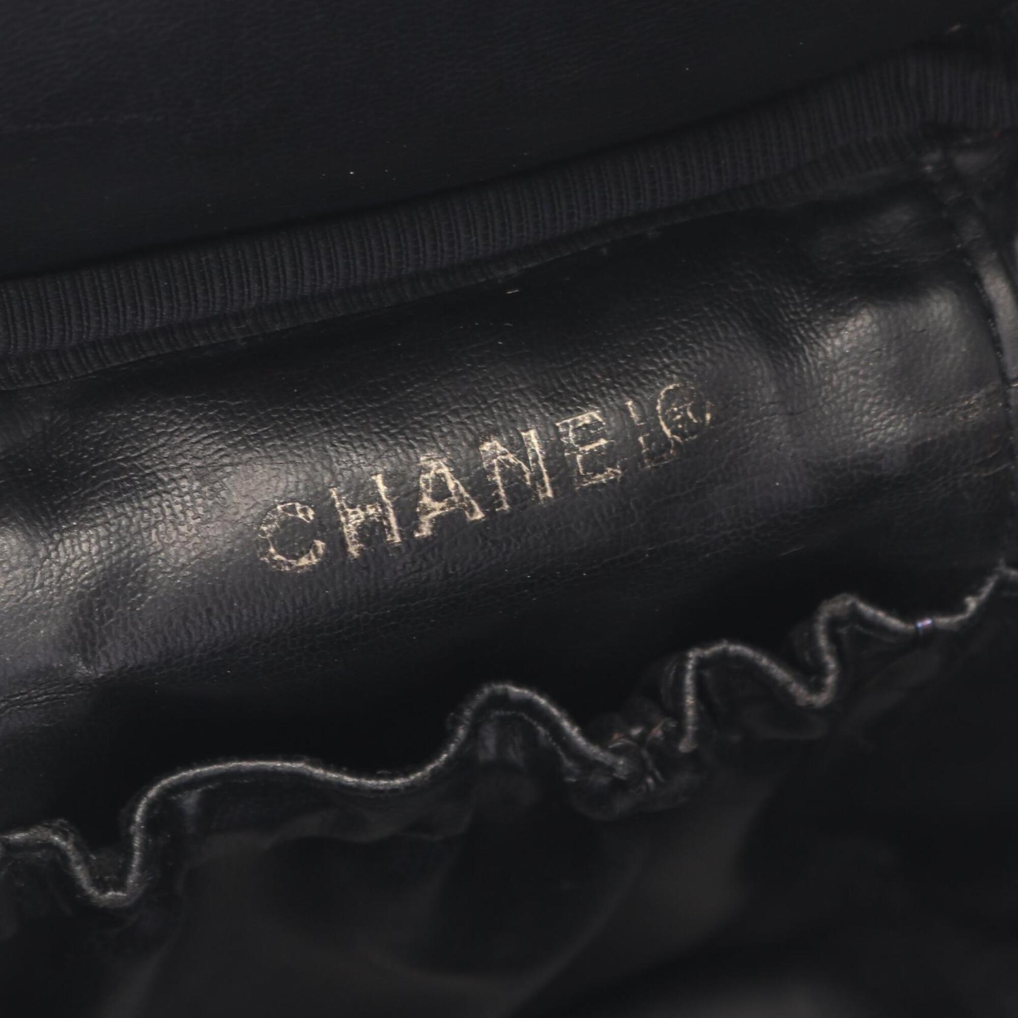 Chanel Black Grained Calfskin Handbag (Pre-Owned)