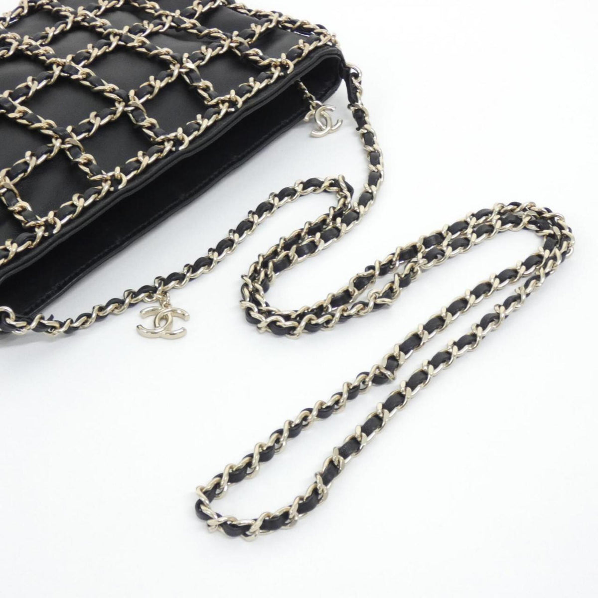 Chanel Black Leather Shoulder Bag (Pre-Owned)