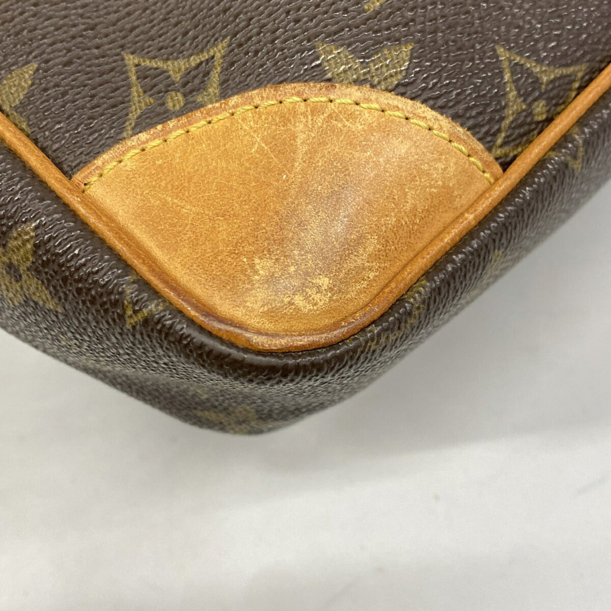 Louis Vuitton Brown Clutch Bag (Pre-Owned)