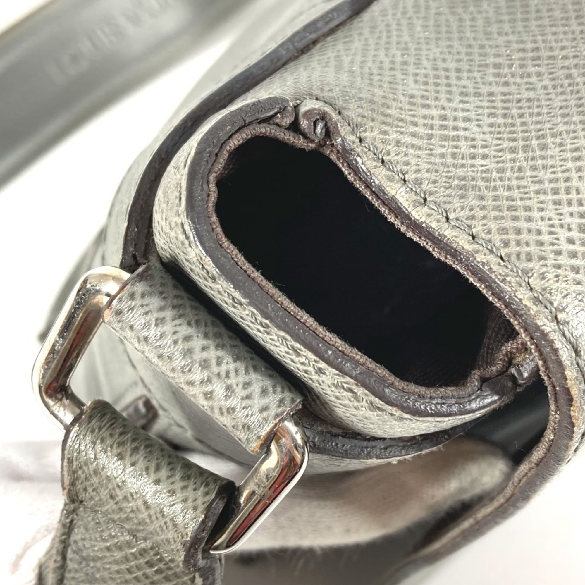Louis Vuitton Gray Taiga Leather Messenger Bag Shoulder Bag (Pre-Owned)