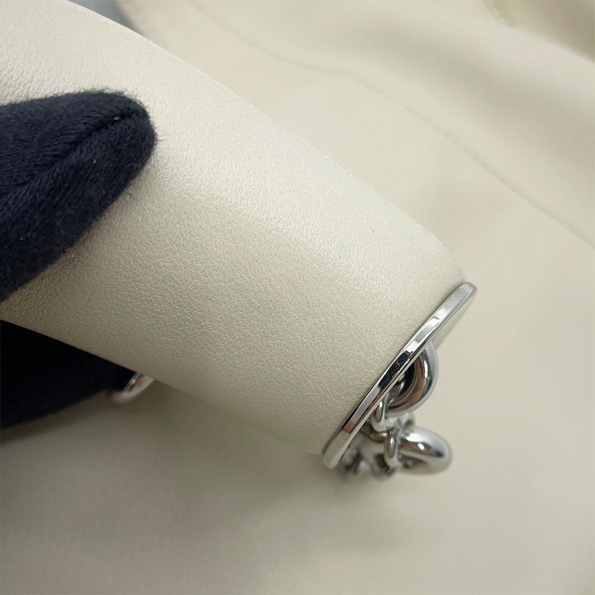 Loewe Ivory Leather Shoulder Bag (Pre-Owned)
