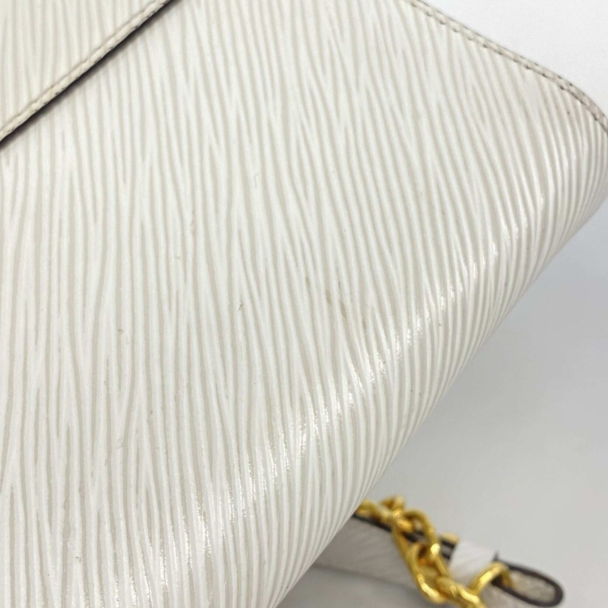 Louis Vuitton Blanc Shoulder Bag (Pre-Owned)