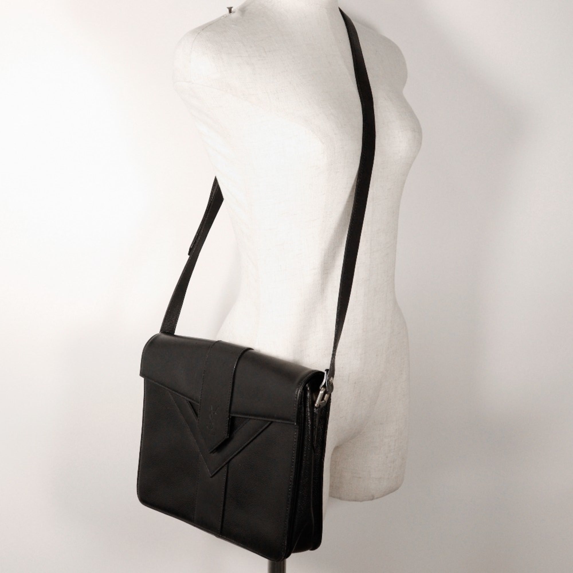Yves Saint Laurent Black Leather Shoulder Bag (Pre-Owned)