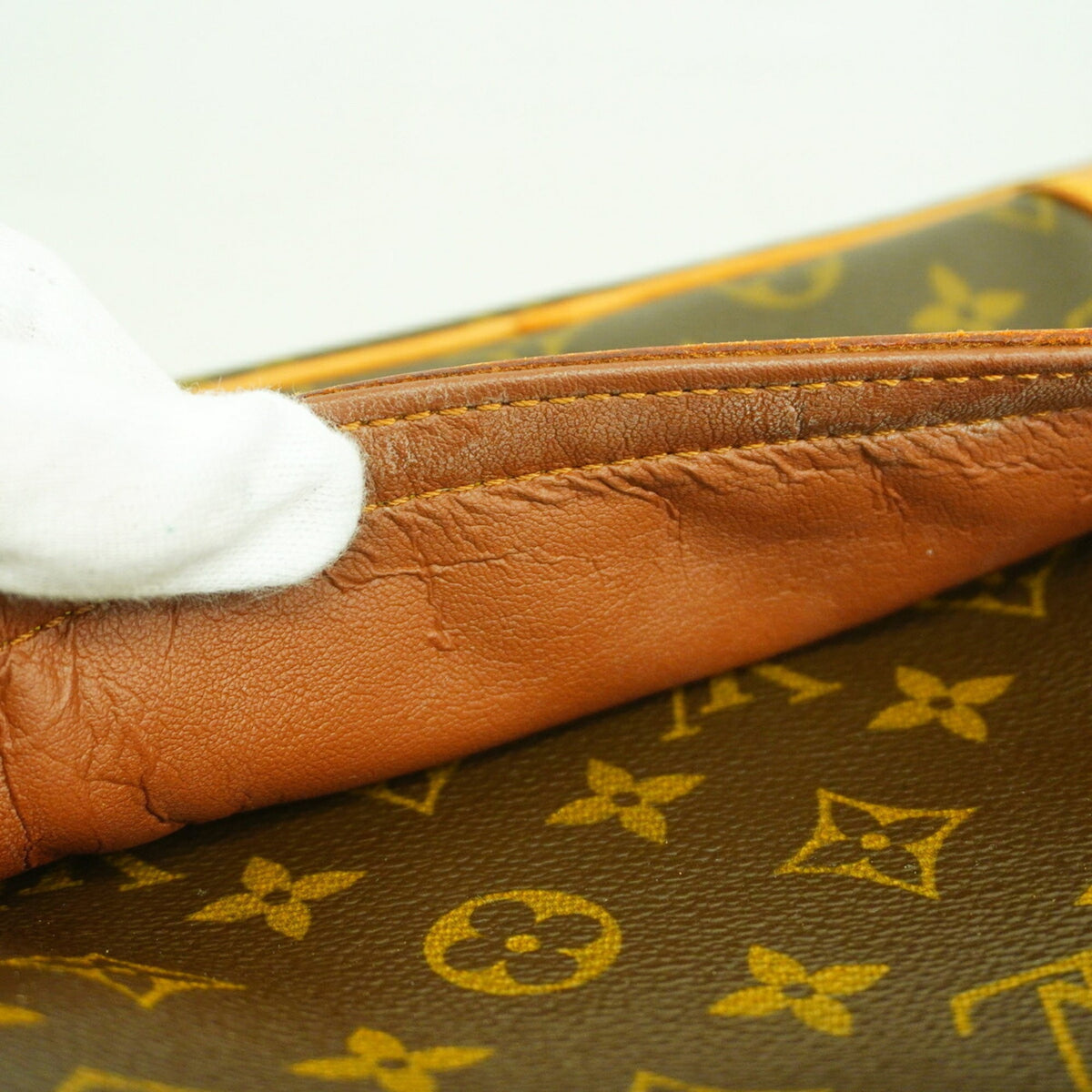 Louis Vuitton Brown Shoulder Bag (Pre-Owned)