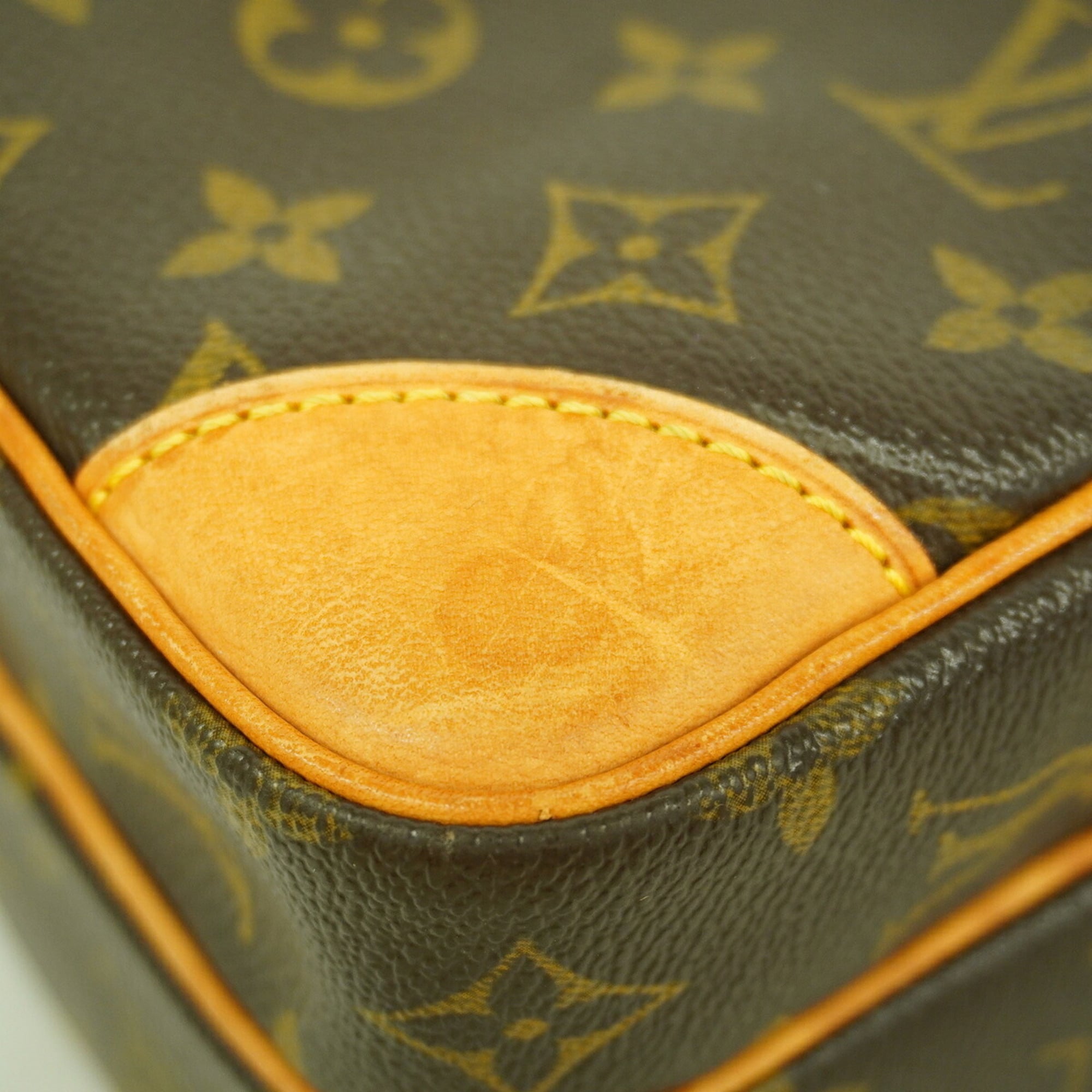 Louis Vuitton Brown Shoulder Bag (Pre-Owned)