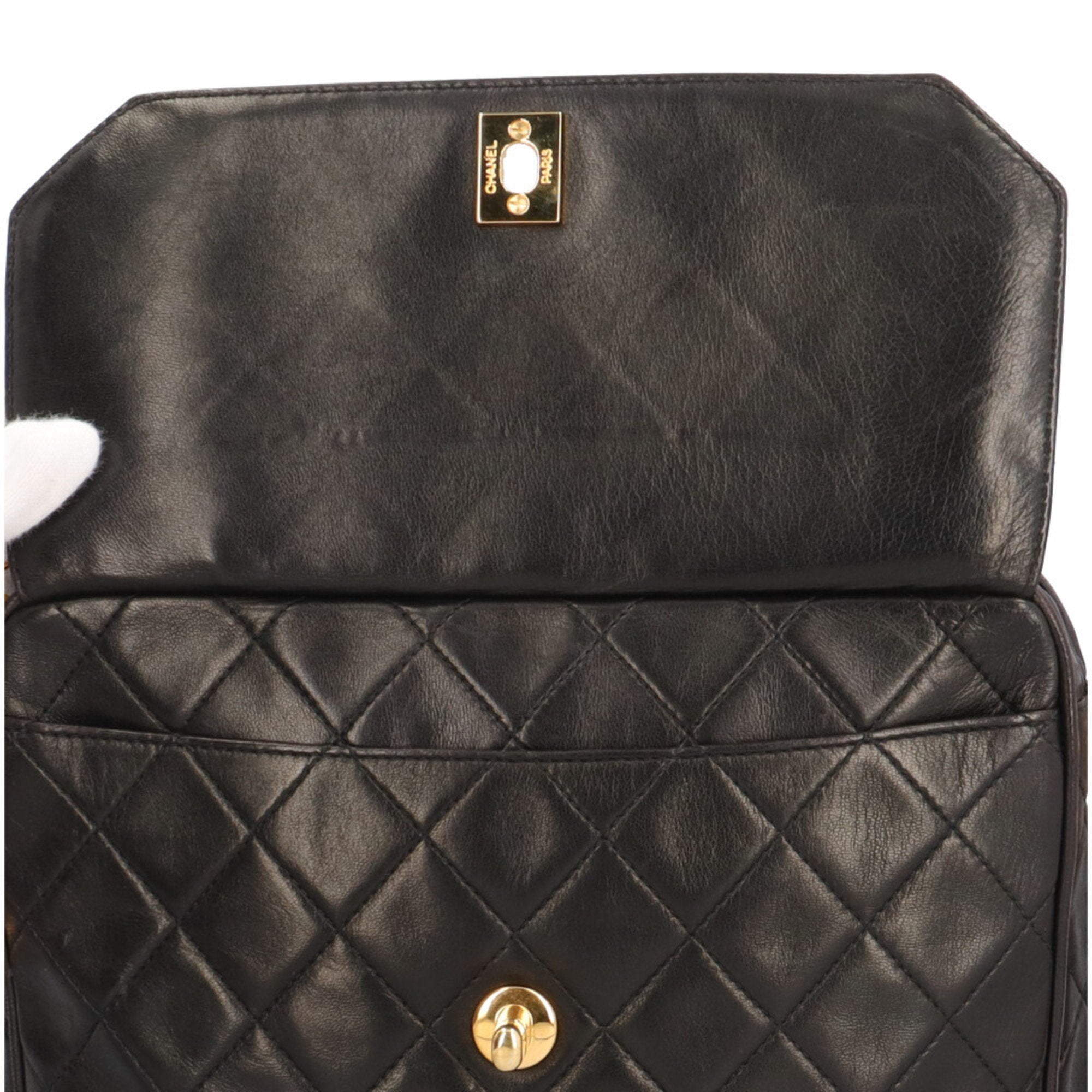 Chanel Black Leather Shoulder Bag (Pre-Owned)