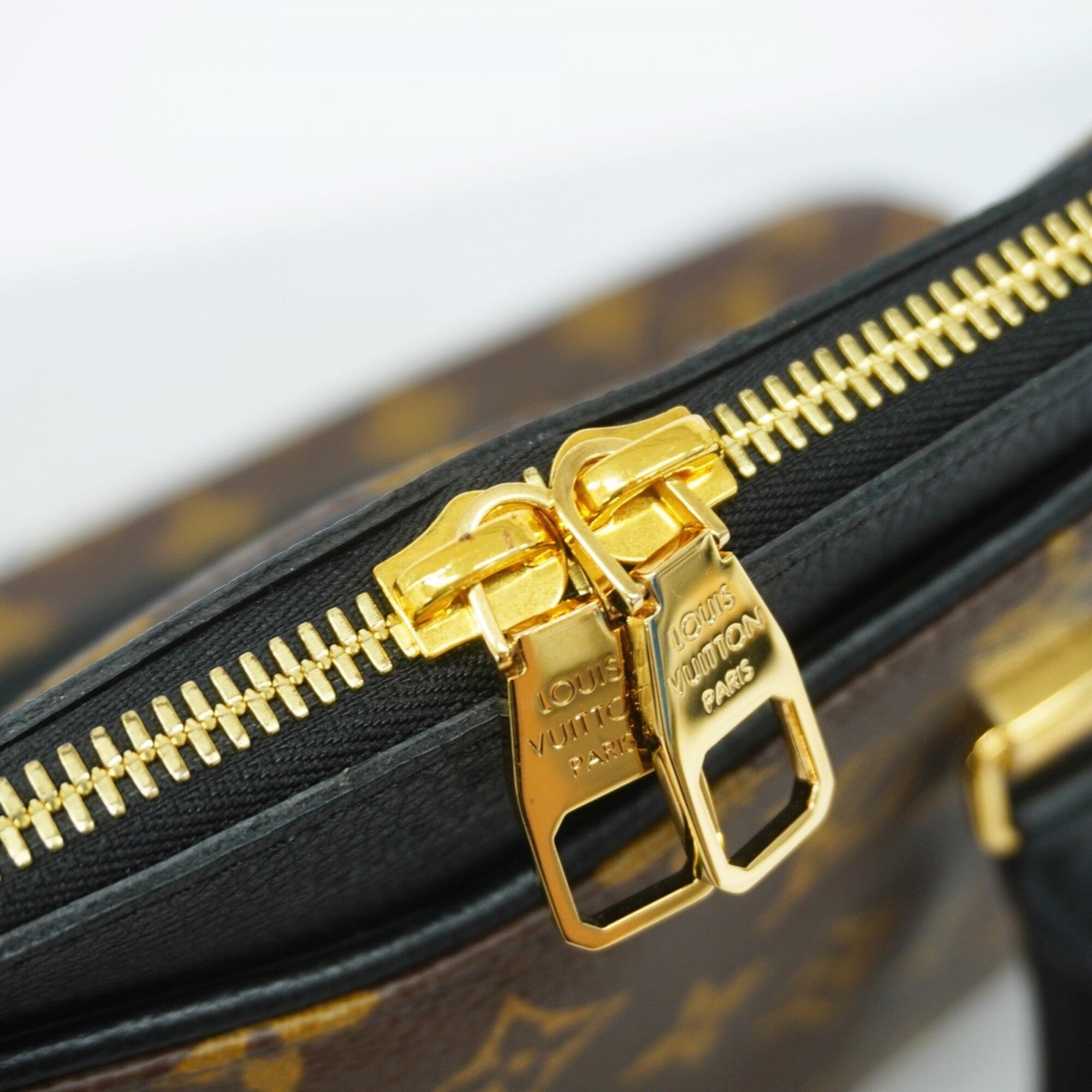 Louis Vuitton Noir Handbag (Pre-Owned)