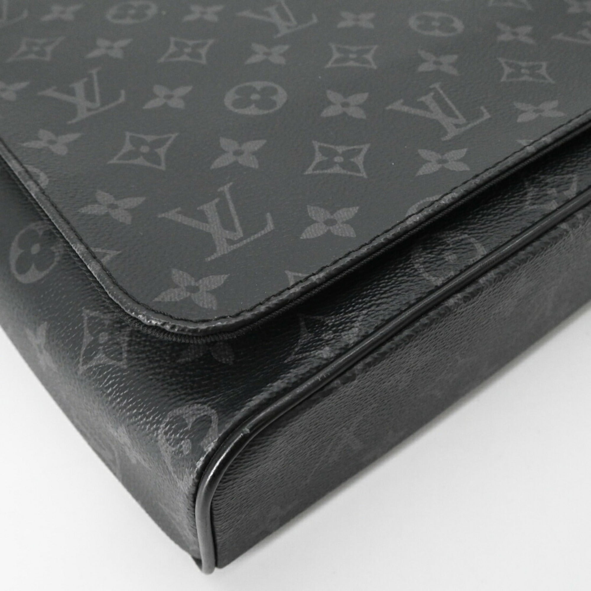 Louis Vuitton Black Monogram Eclipse Messenger Bag Shoulder Bag (Pre-Owned)