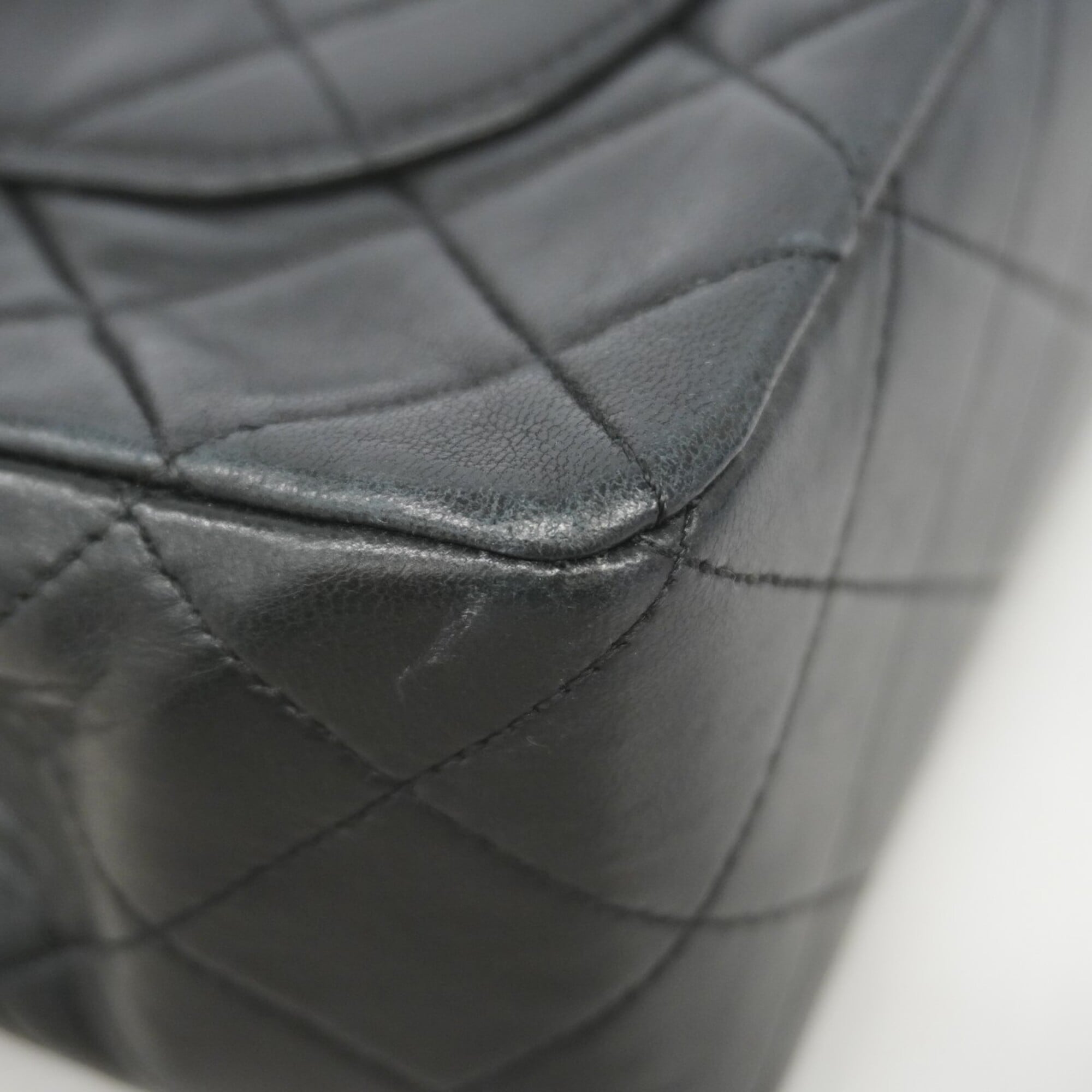 Chanel Black Leather Shoulder Bag (Pre-Owned)