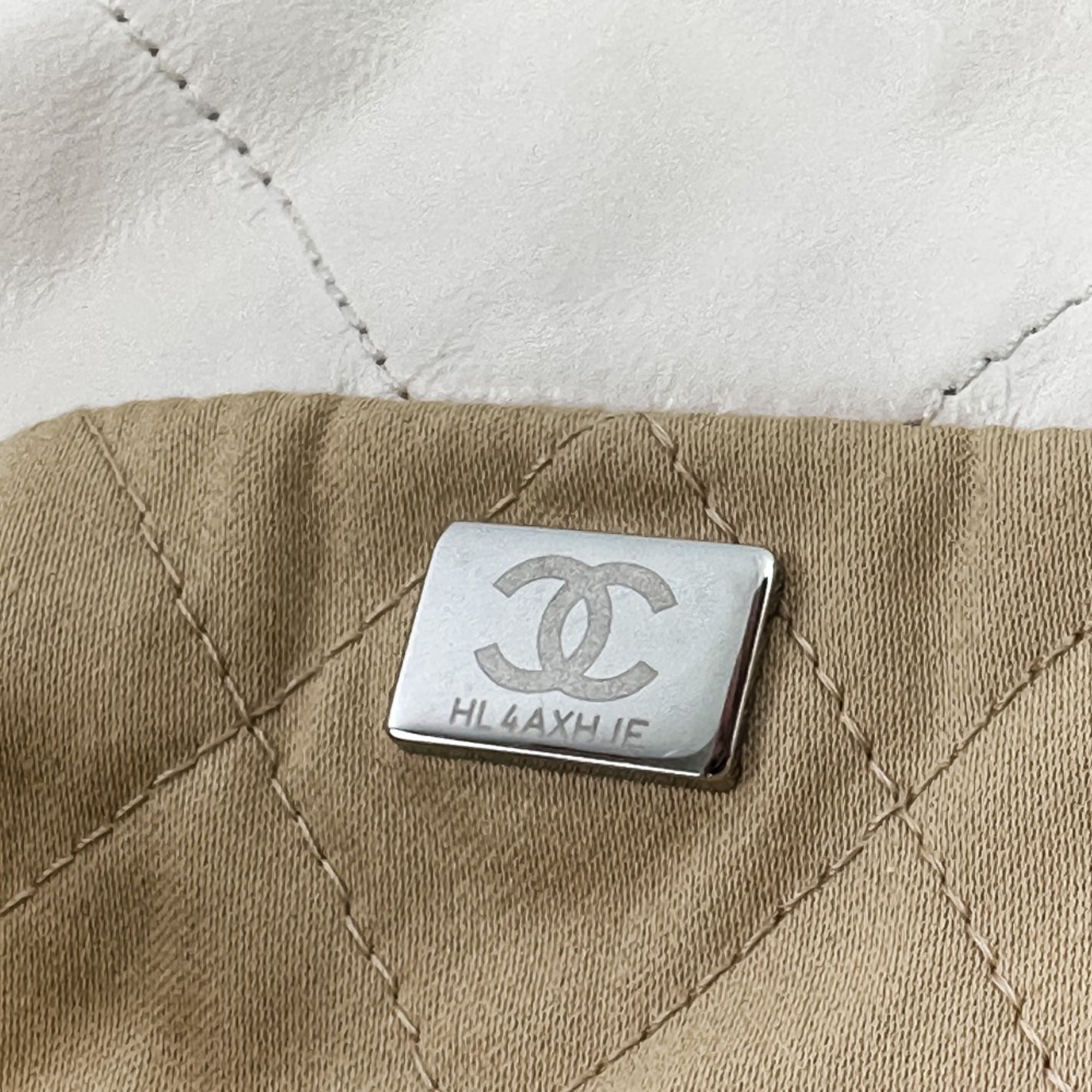 Chanel White Leather Shoulder Bag (Pre-Owned)