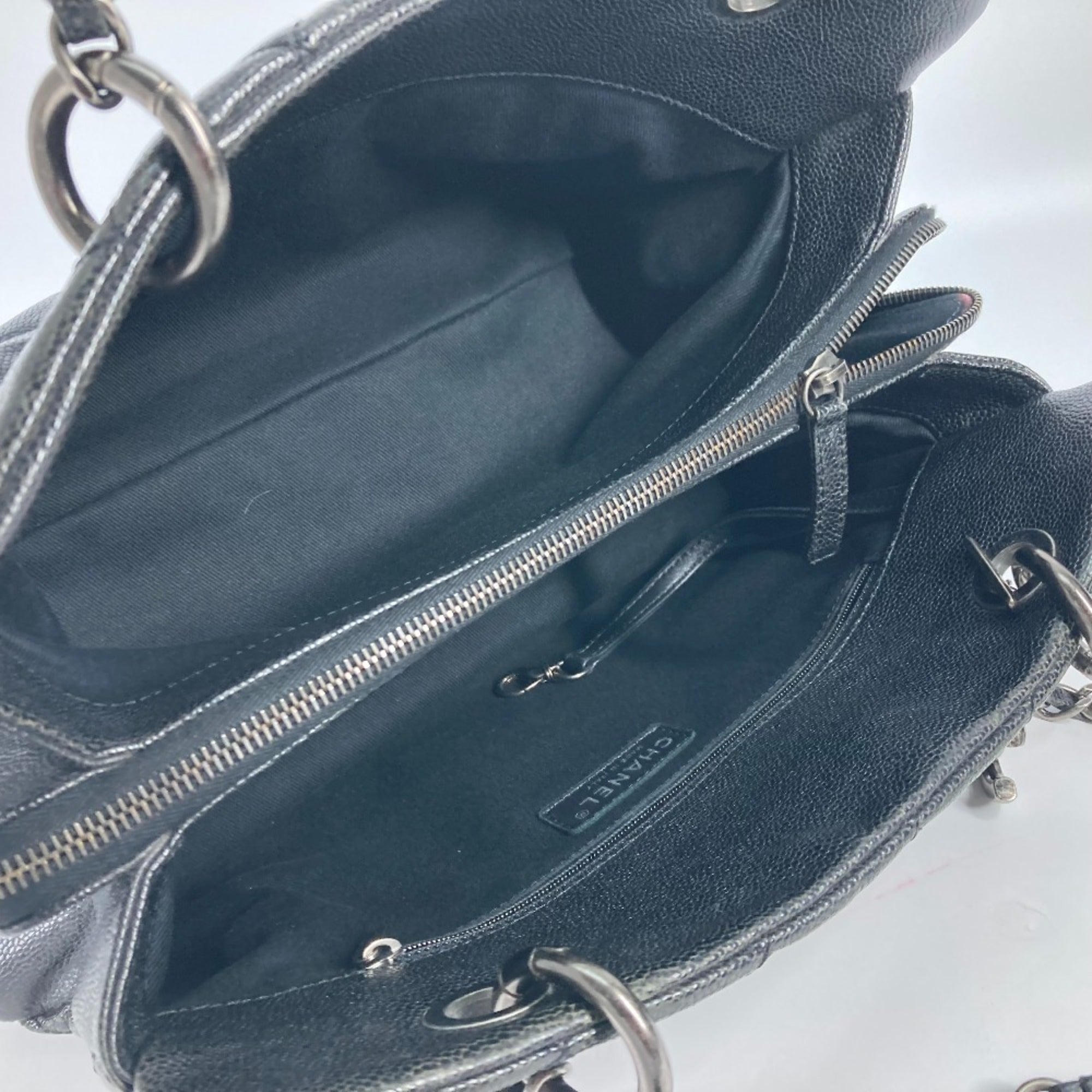 Chanel Black Leather Shoulder Bag (Pre-Owned)