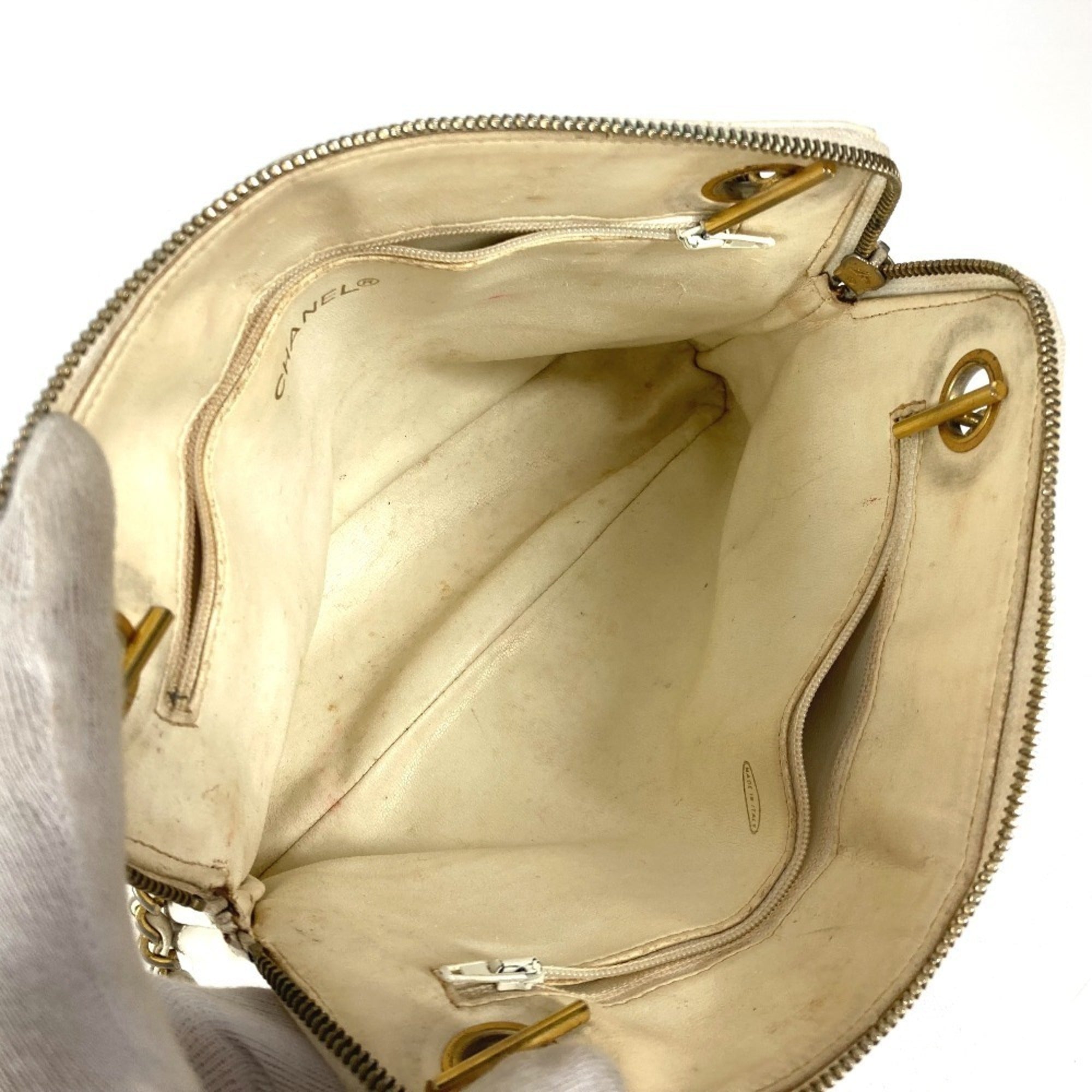Chanel White Leather Shoulder Bag (Pre-Owned)