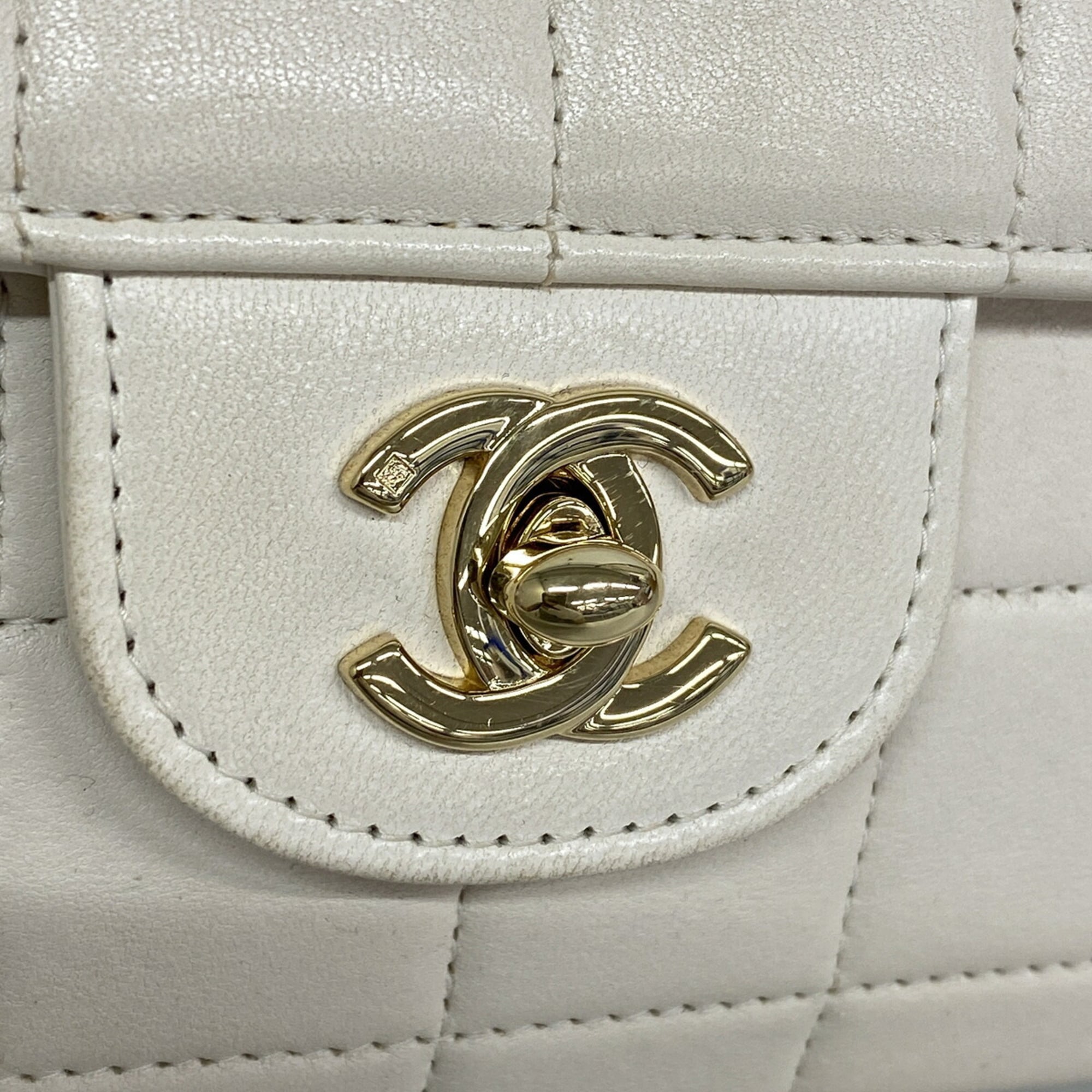 Chanel White Leather Shoulder Bag (Pre-Owned)