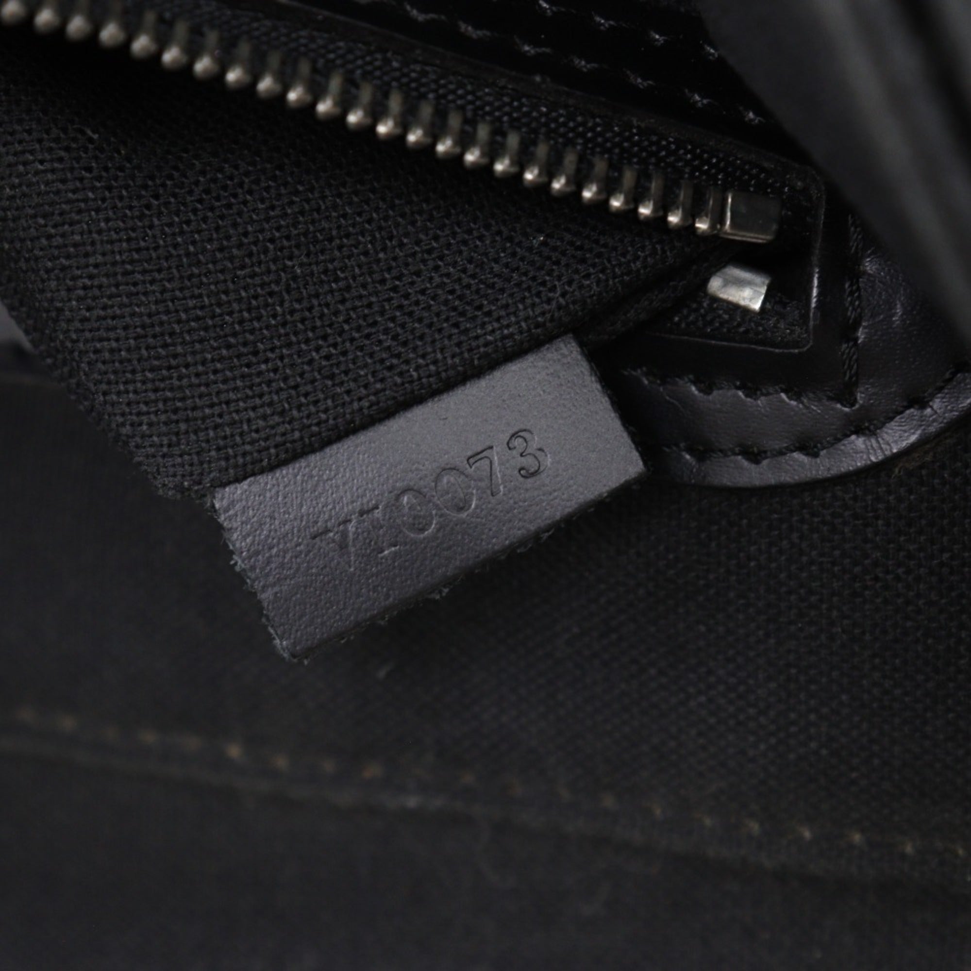 Louis Vuitton Black Noir Taiga Leather Shoulder Bag (Pre-Owned)