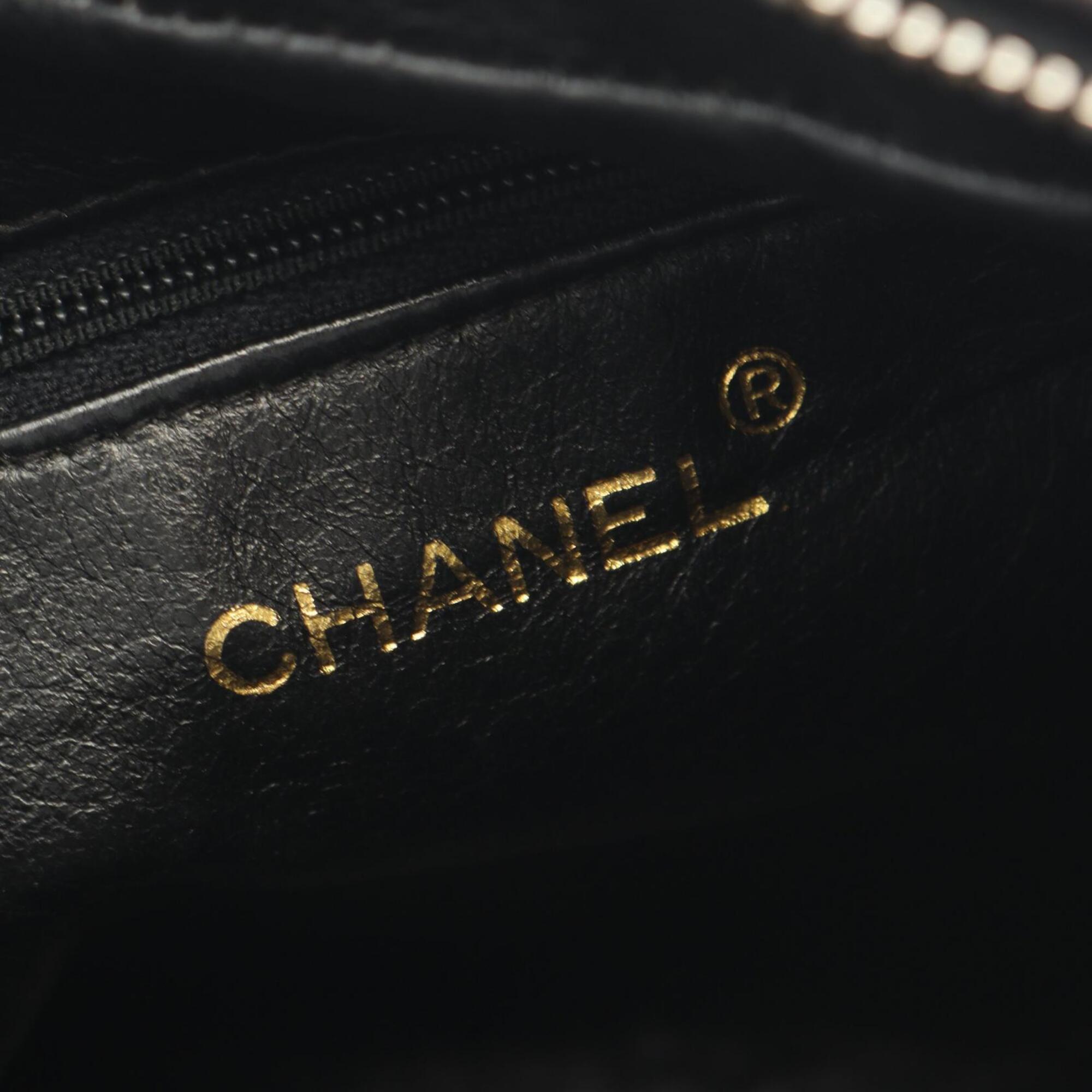 Chanel Black Leather Shoulder Bag (Pre-Owned)