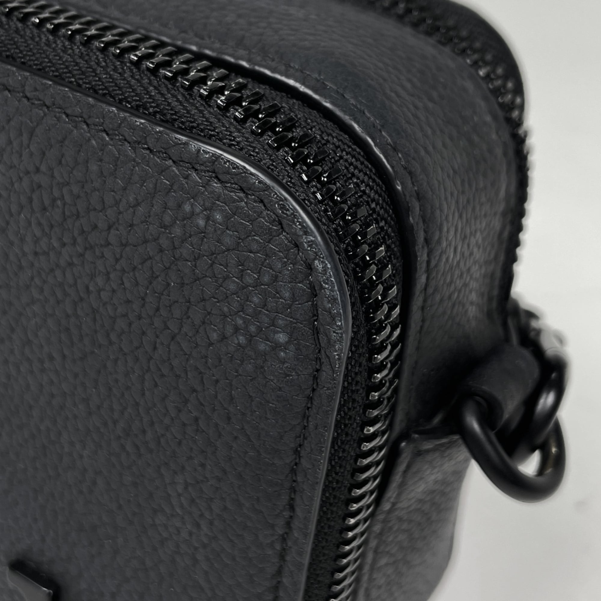 Louis Vuitton Black Noir Leather Shoulder Bag (Pre-Owned)