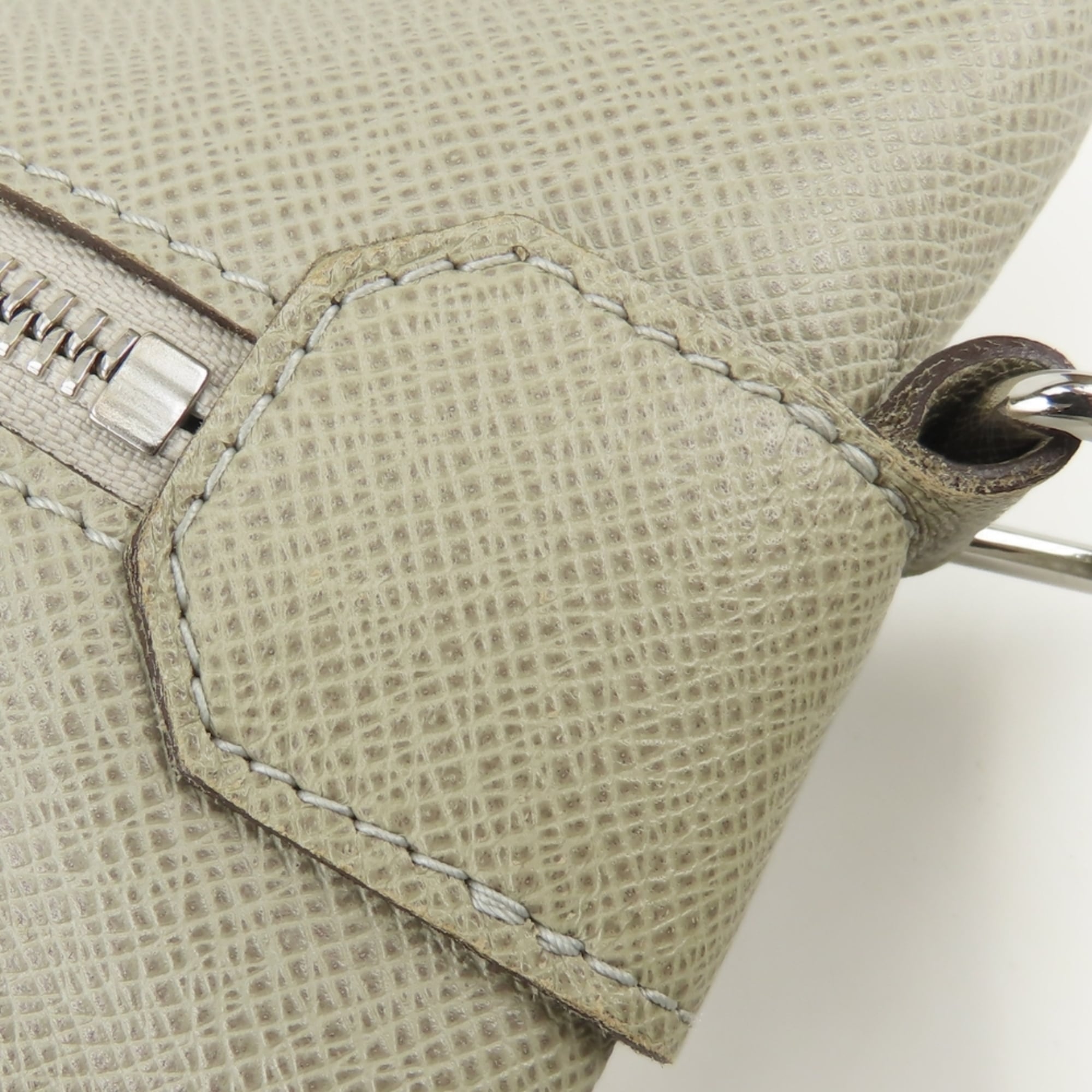 Louis Vuitton Grayish Polaire Taiga Leather Shoulder Bag (Pre-Owned)