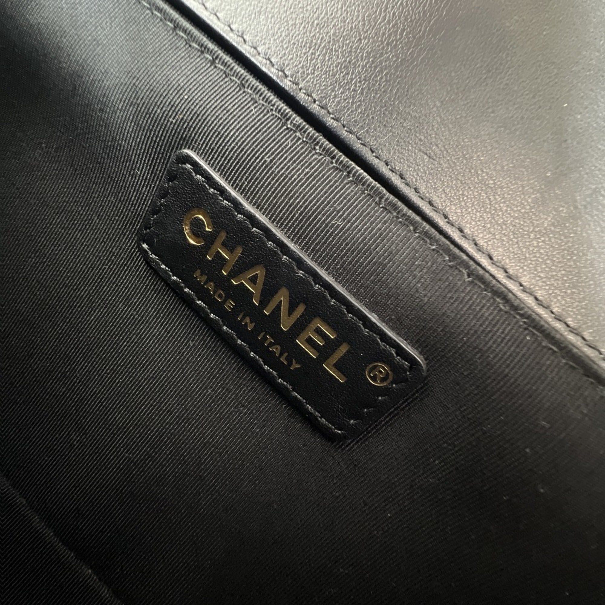 Chanel Matelasse Black Leather Shoulder Bag (Pre-Owned)