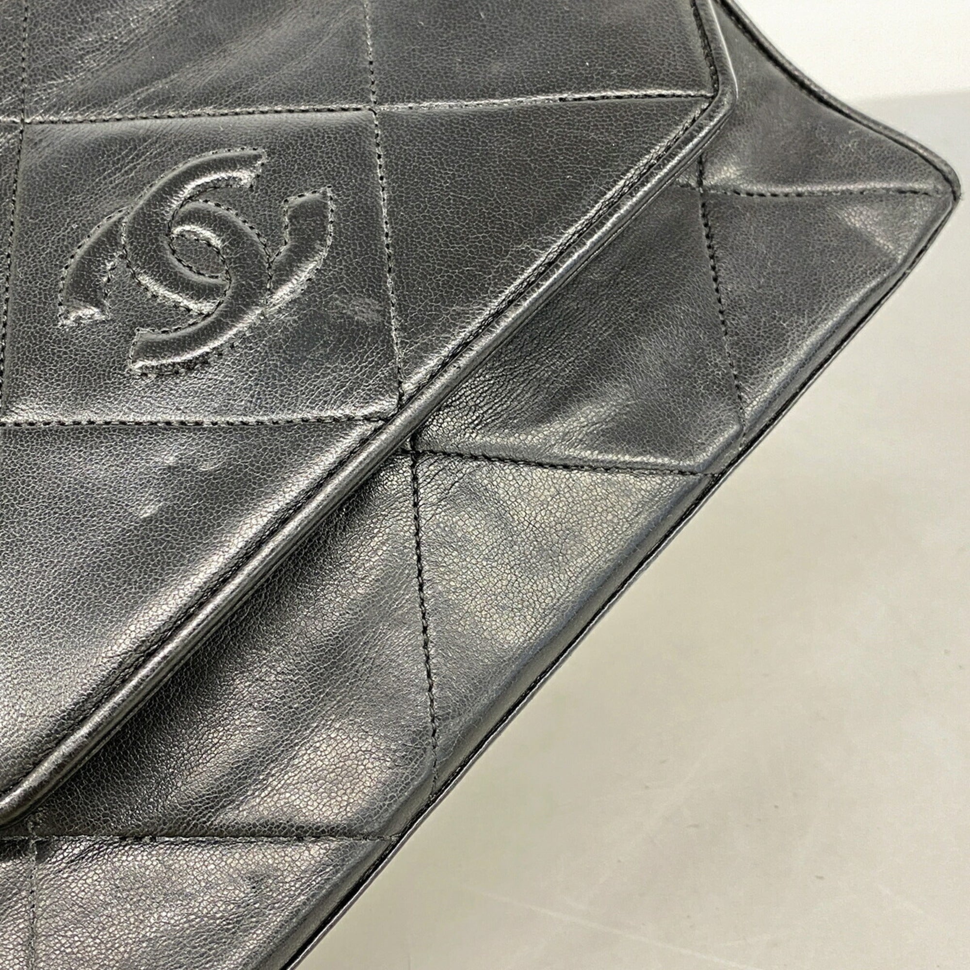 Chanel Black Leather Shoulder Bag (Pre-Owned)