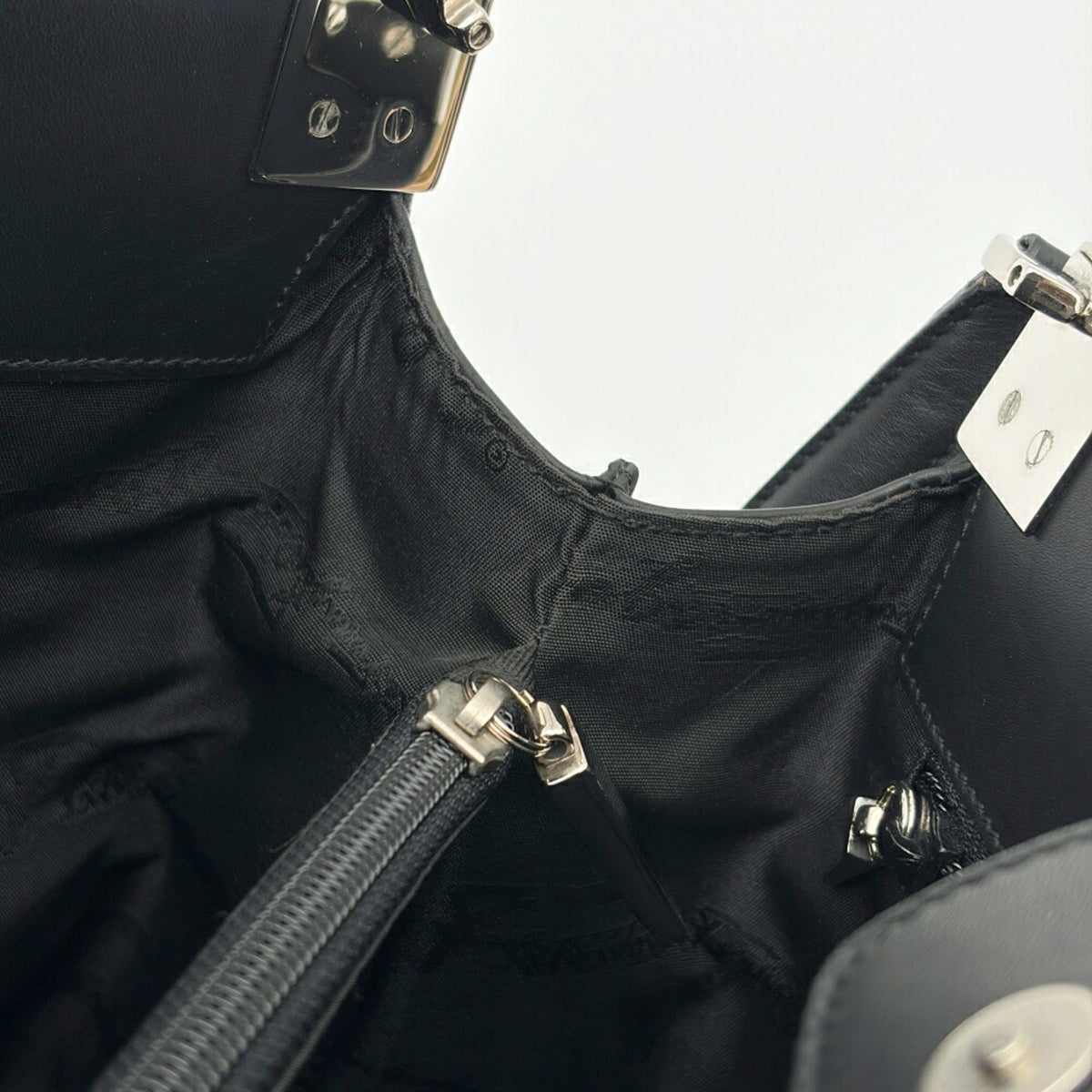 Salvatore Ferragamo Black Leather Shoulder Bag (Pre-Owned)
