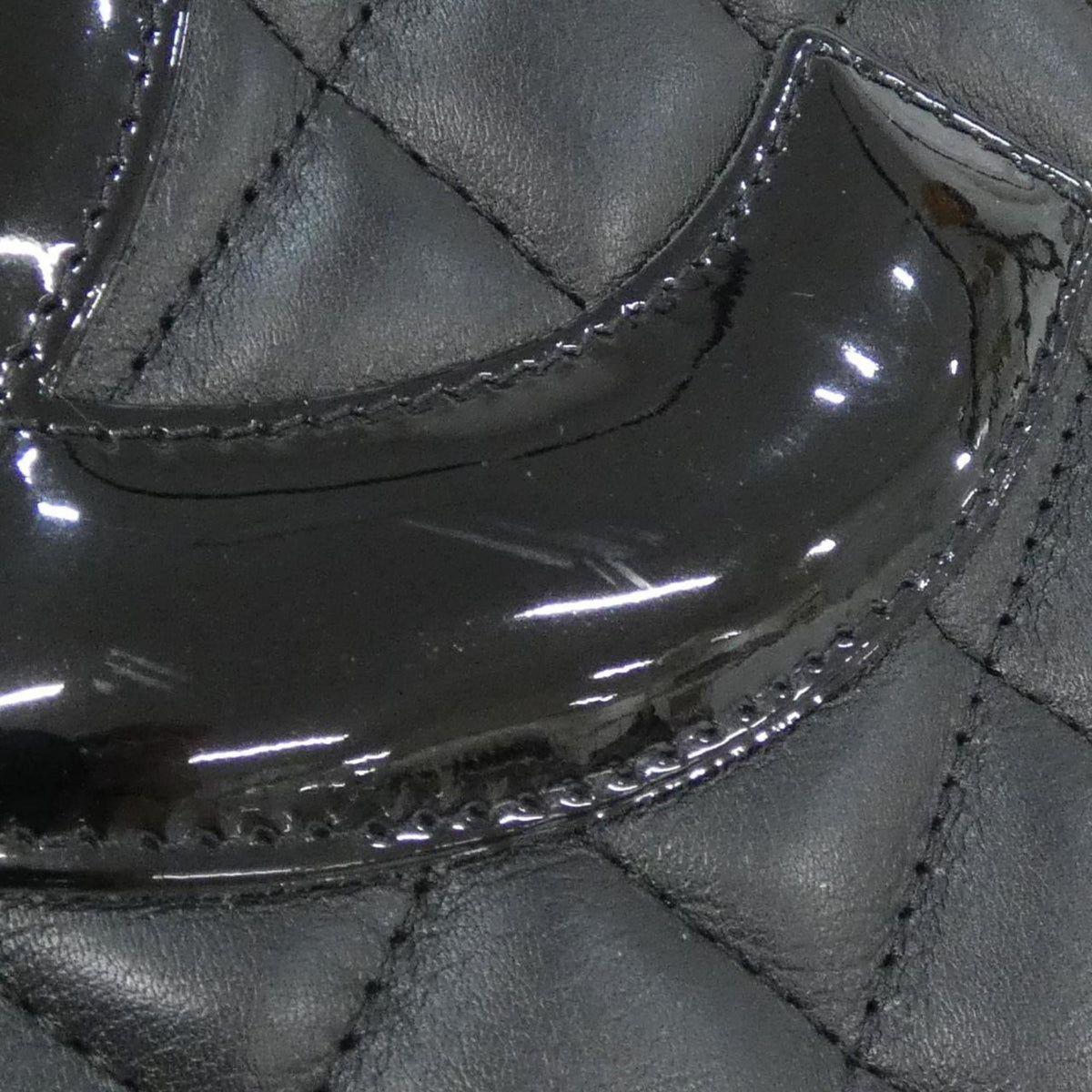 Chanel Black Leather Handbag (Pre-Owned)