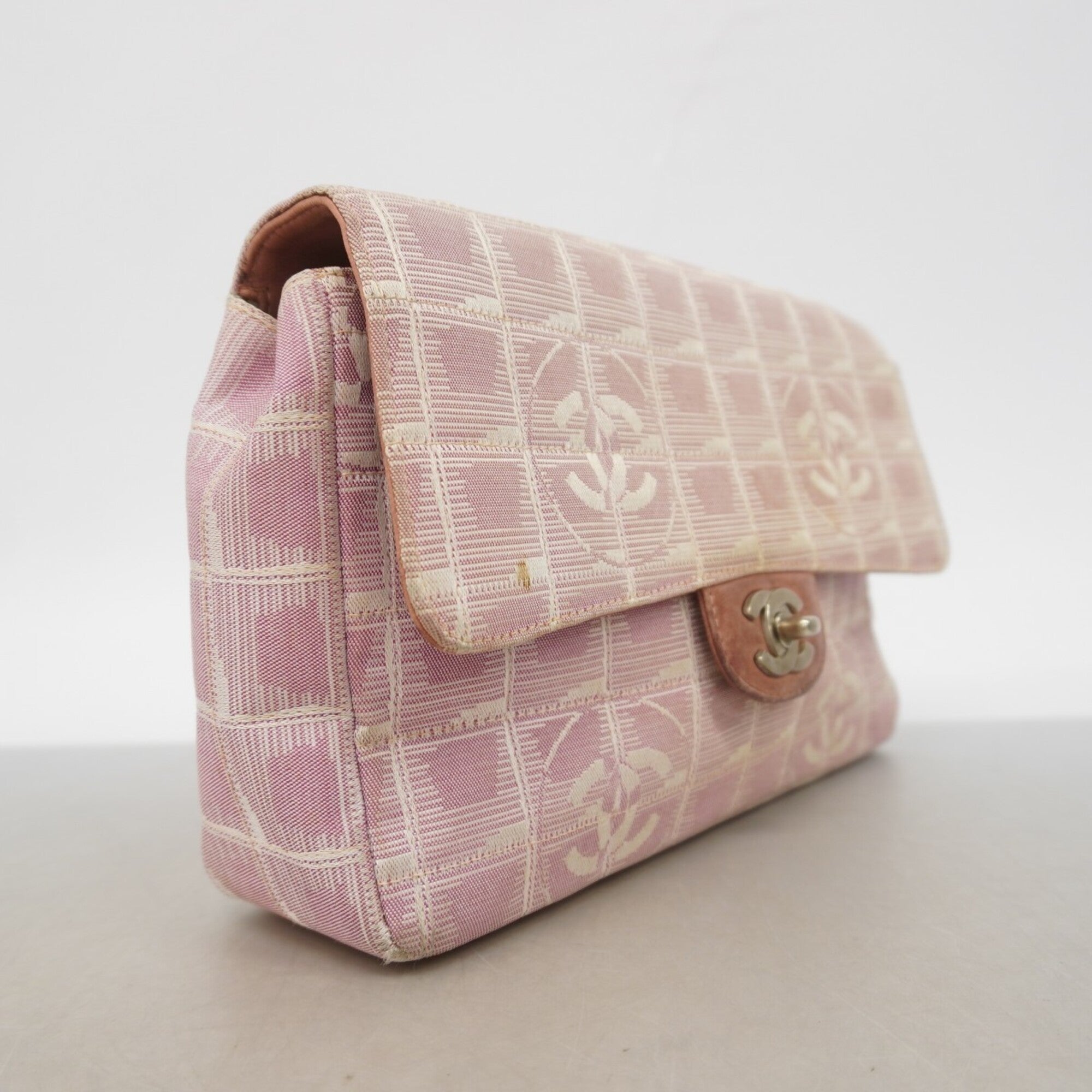 Chanel Pink Nylon Shoulder Bag (Pre-Owned)