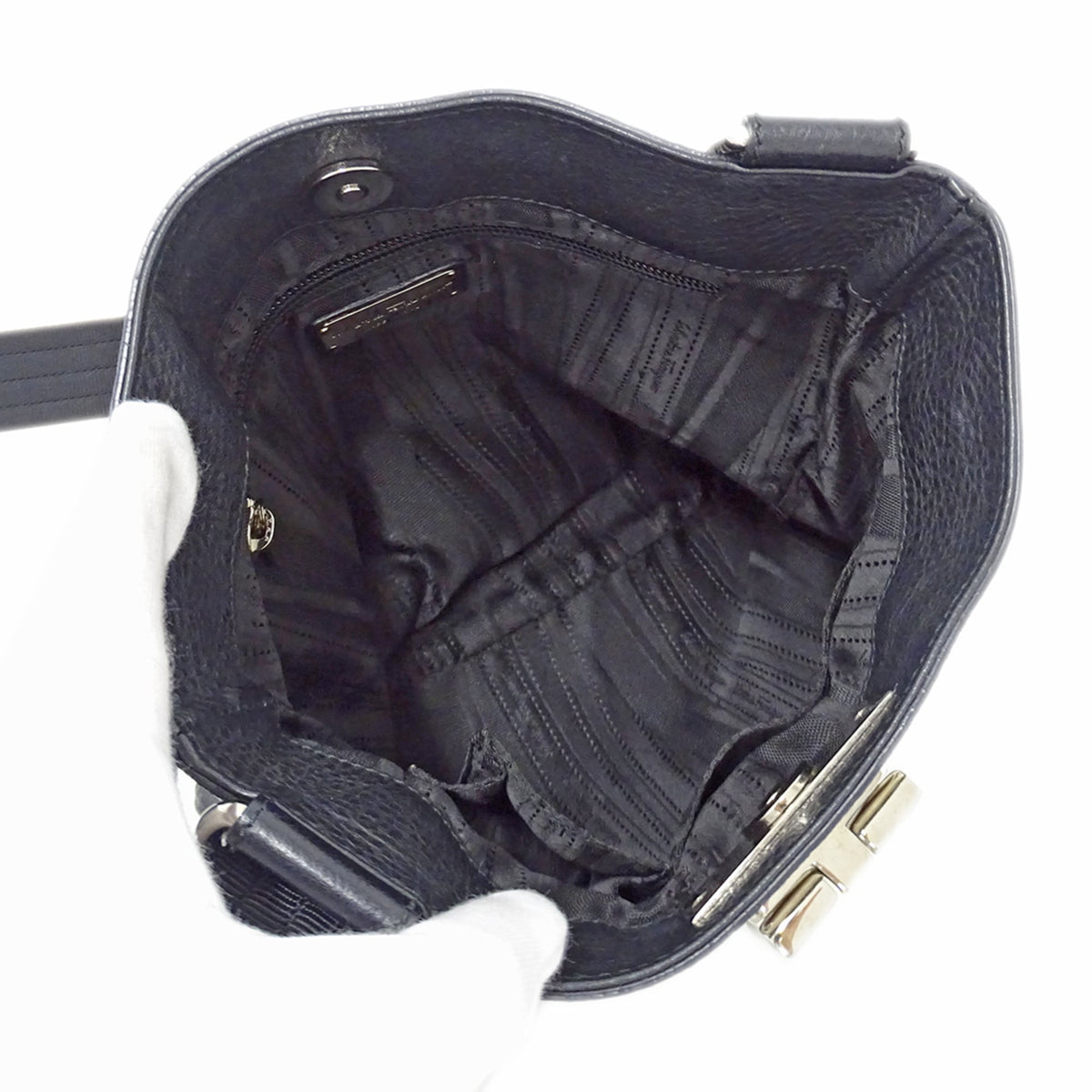 Salvatore Ferragamo Gancini Black Leather Shoulder Bag (Pre-Owned)