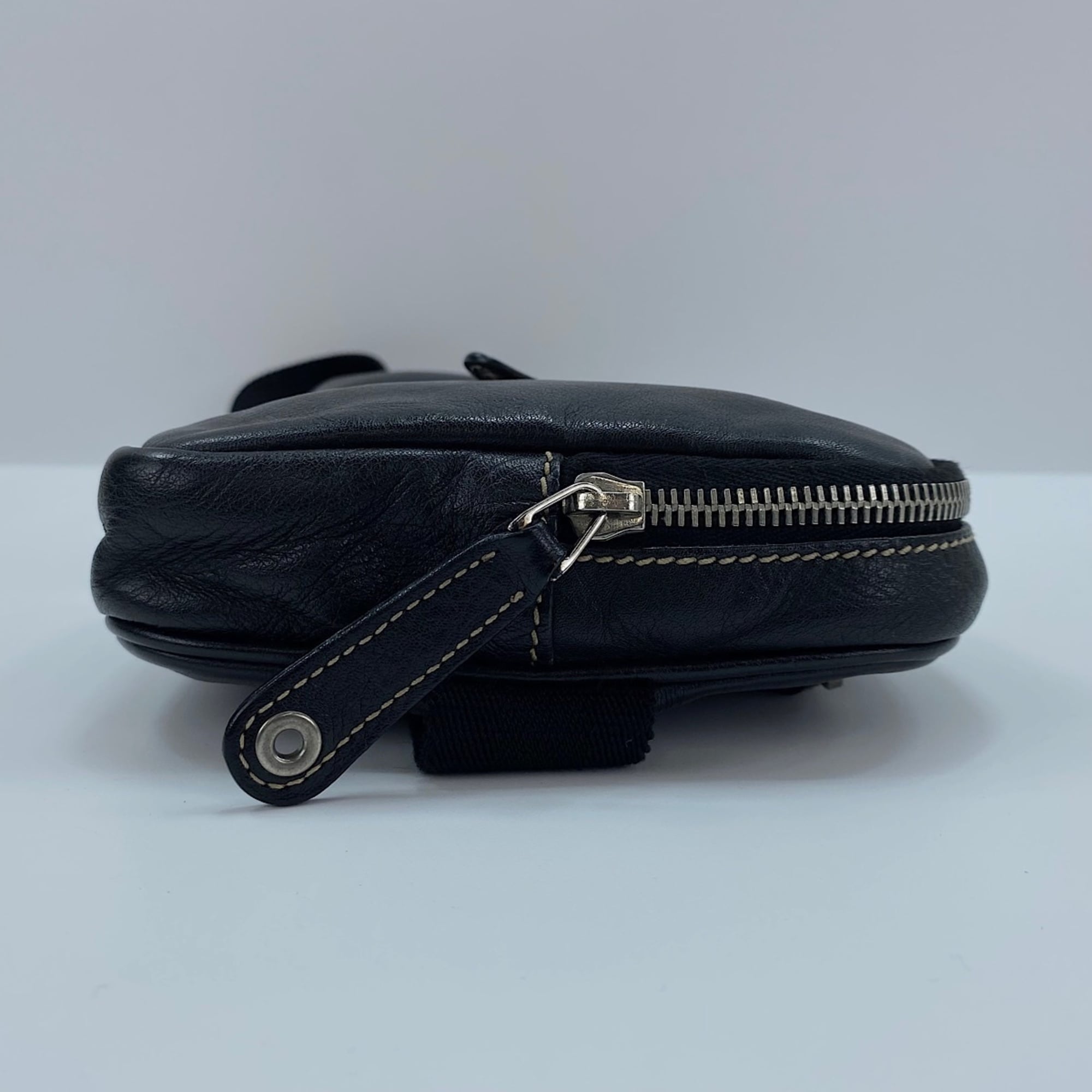Gucci Black Leather Fanny Pack (Pre-Owned)