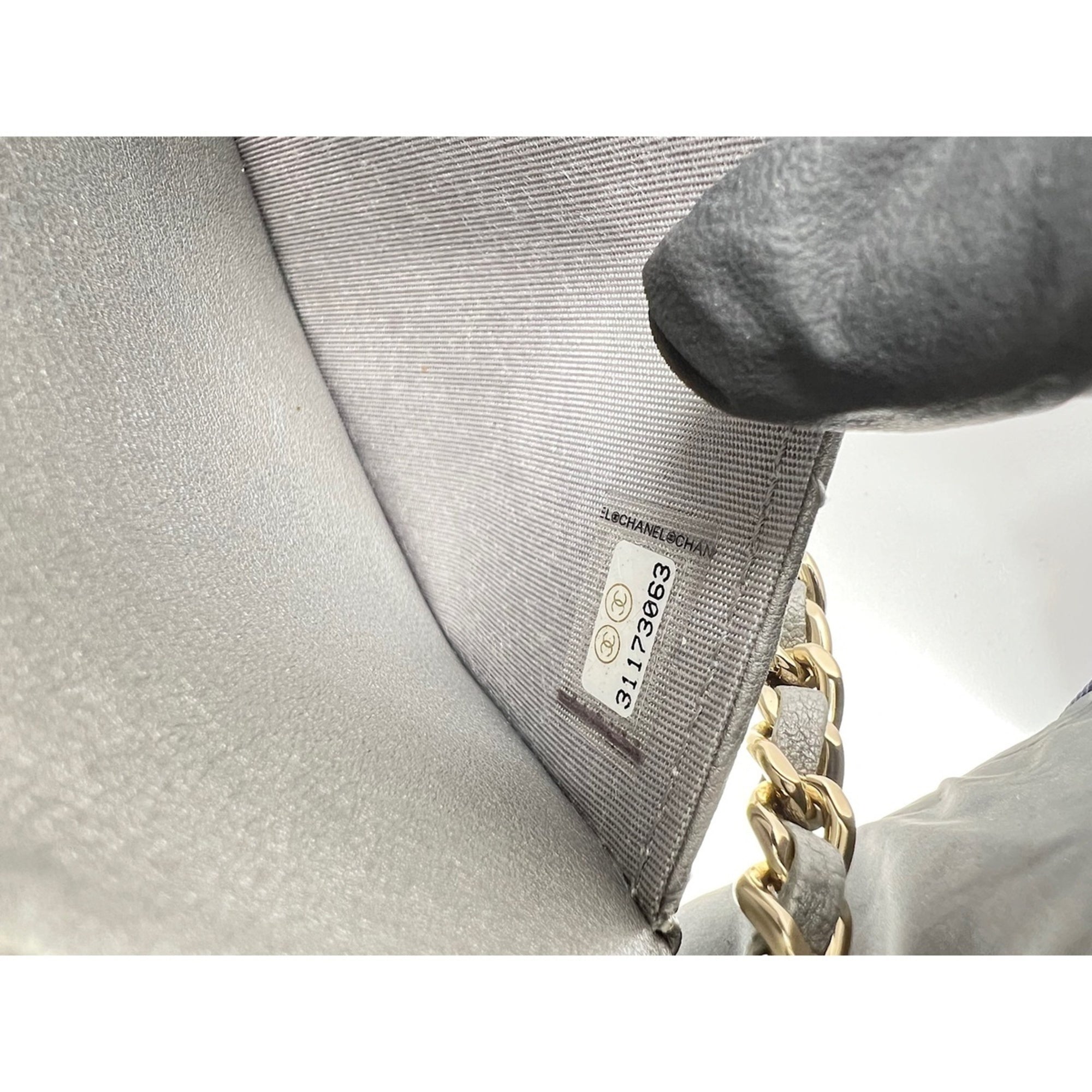 Chanel Silver Leather Shoulder Bag (Pre-Owned)