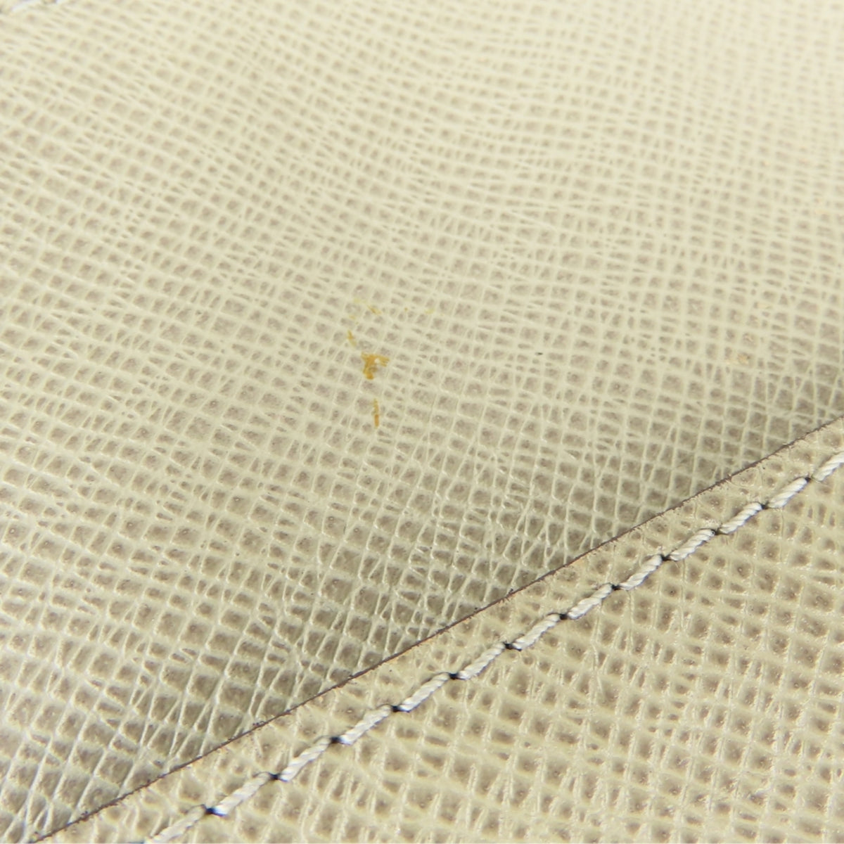 Louis Vuitton Grayish Polaire Taiga Leather Shoulder Bag (Pre-Owned)