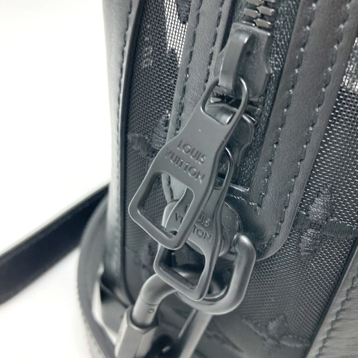Louis Vuitton Black Mesh Leather Shoulder Bag (Pre-Owned)