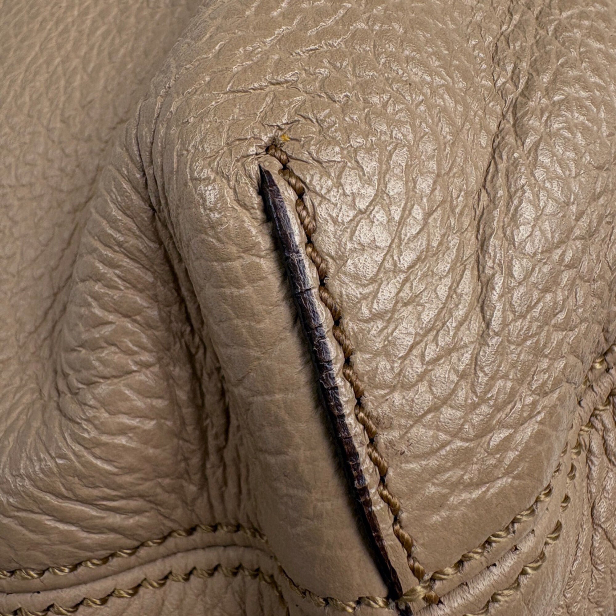 Cartier Beige Leather Shoulder Bag (Pre-Owned)
