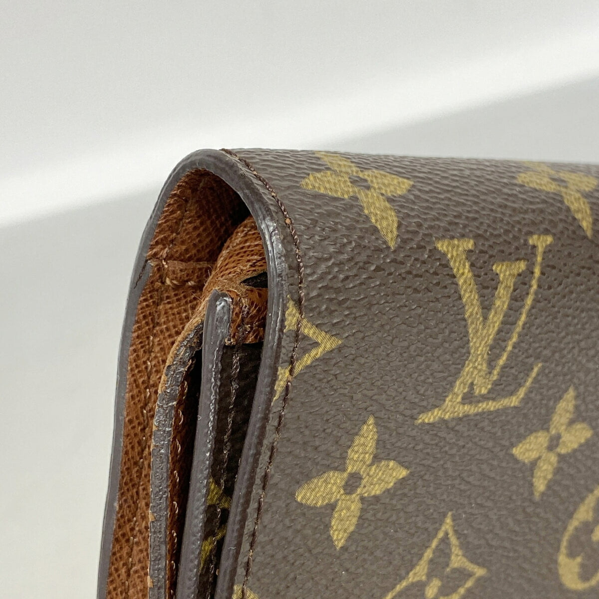 Louis Vuitton Brown Shoulder Bag (Pre-Owned)