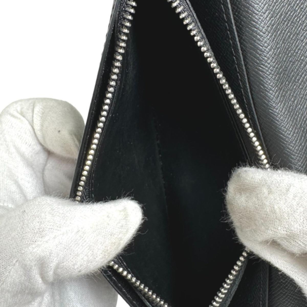Louis Vuitton Black Taiga Leather Long Wallet (Bi-Fold) (Pre-Owned)