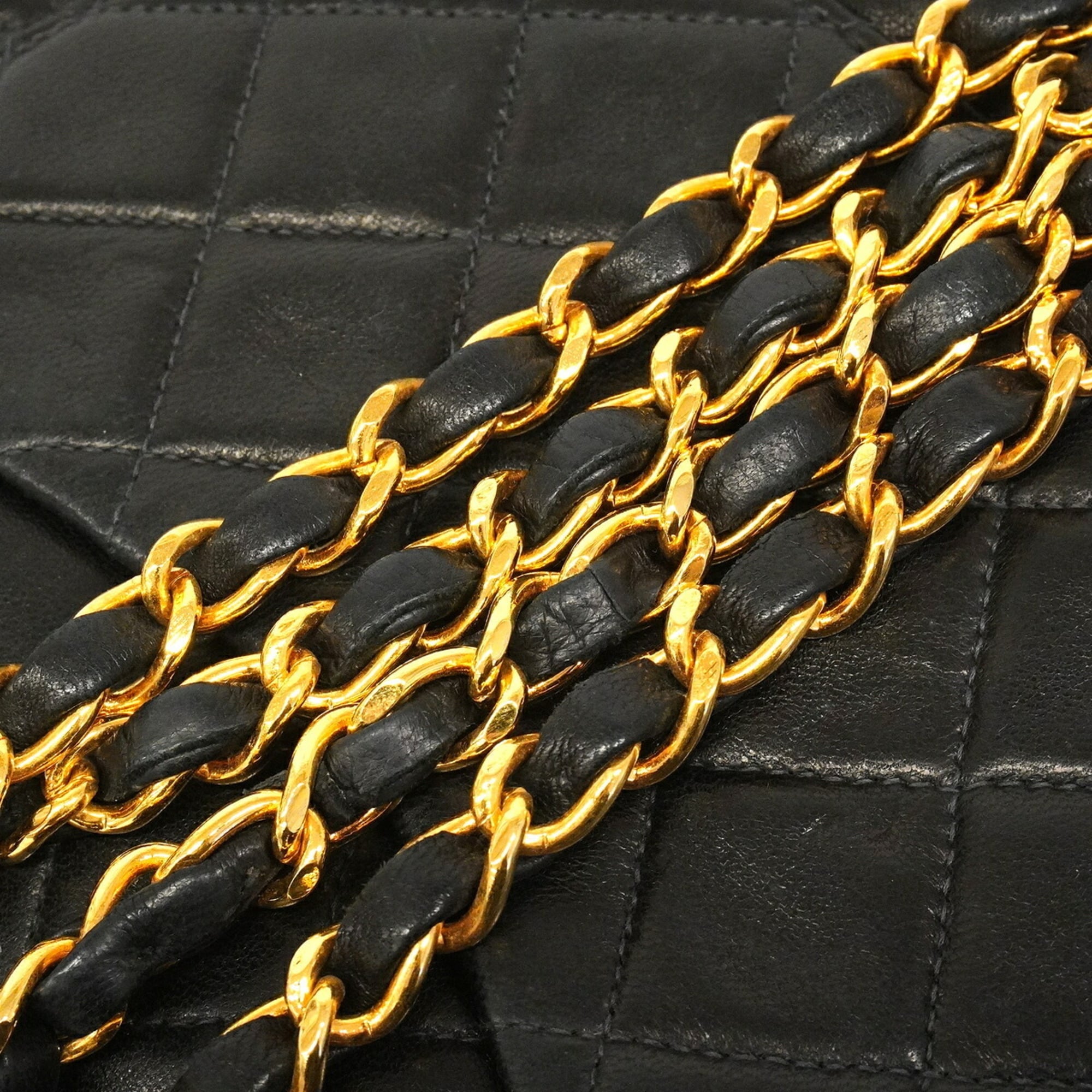 Chanel Black Leather Shoulder Bag (Pre-Owned)