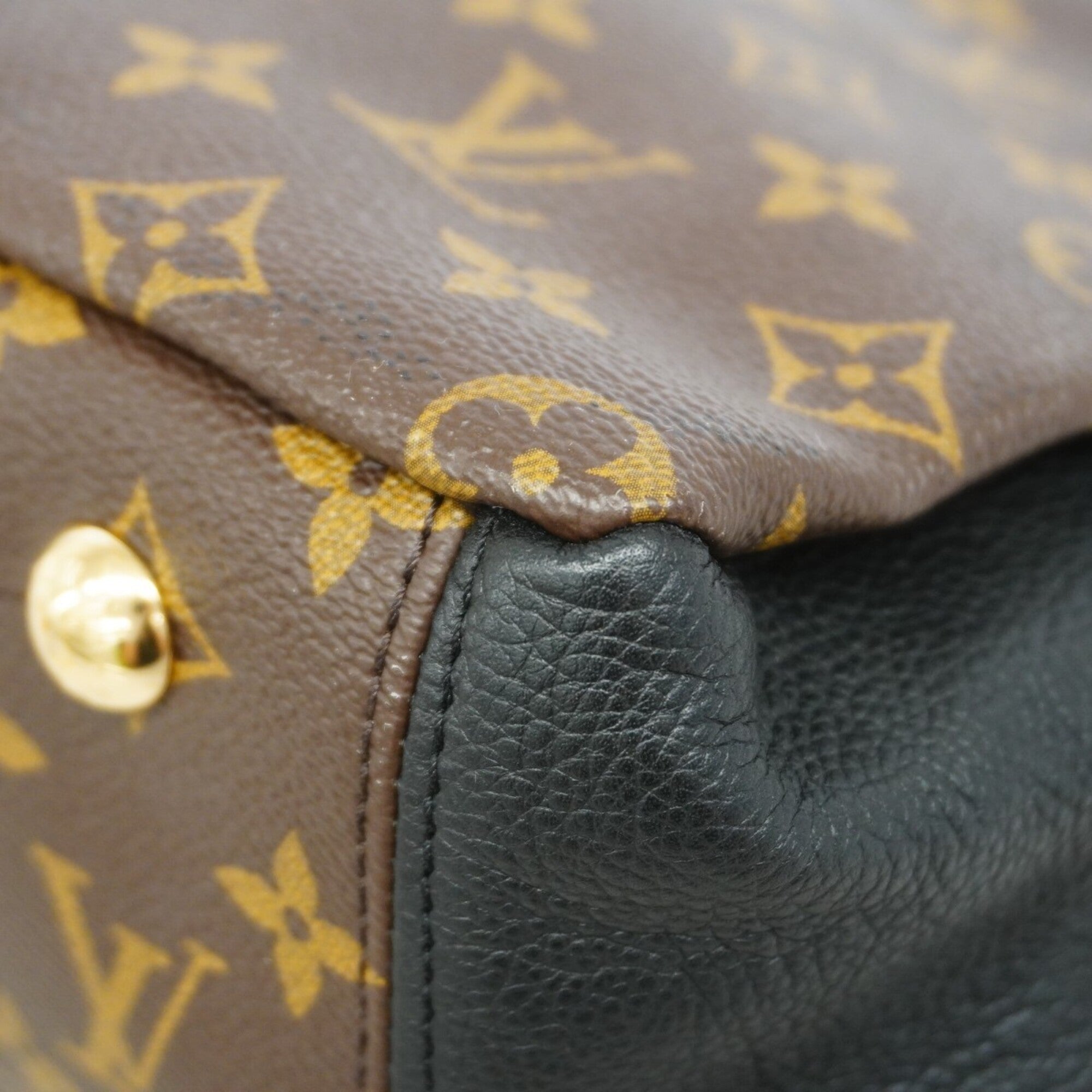 Louis Vuitton Noir Handbag (Pre-Owned)