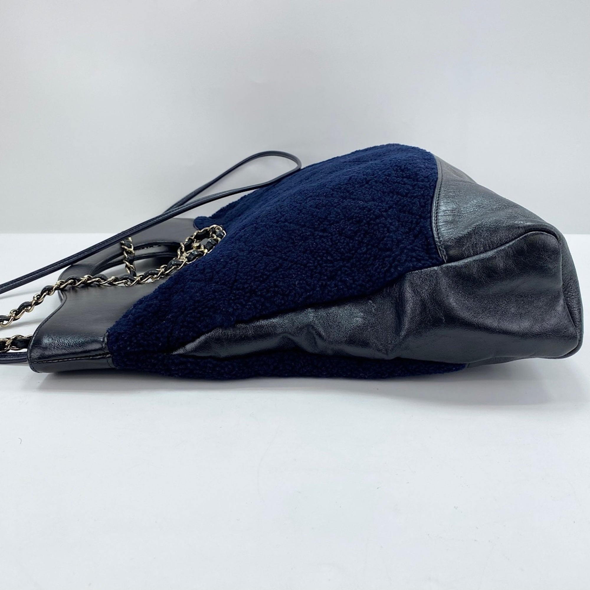Chanel Navy Shoulder Bag (Pre-Owned)
