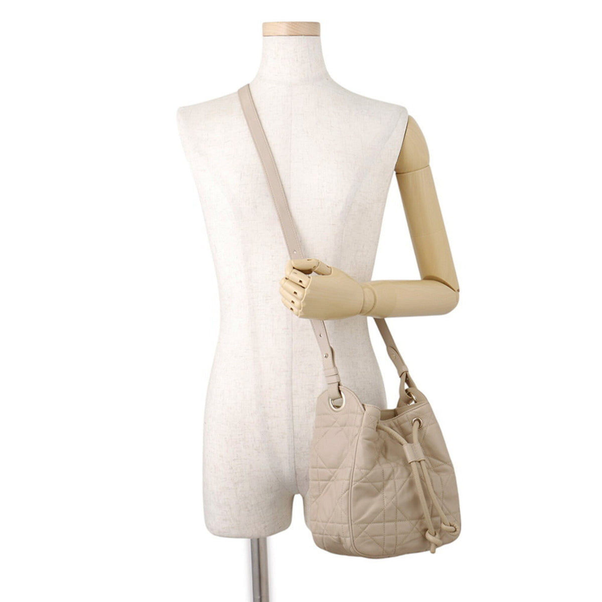 Christian Dior Beige Leather Shoulder Bag (Pre-Owned)