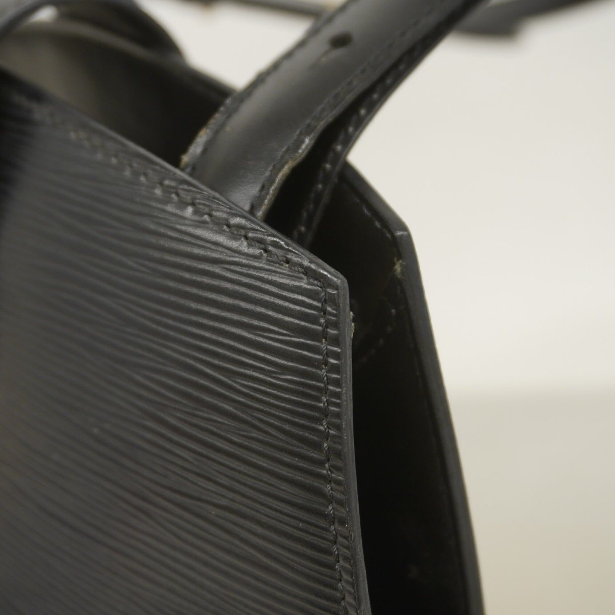 Louis Vuitton Noir Shoulder Bag (Pre-Owned)
