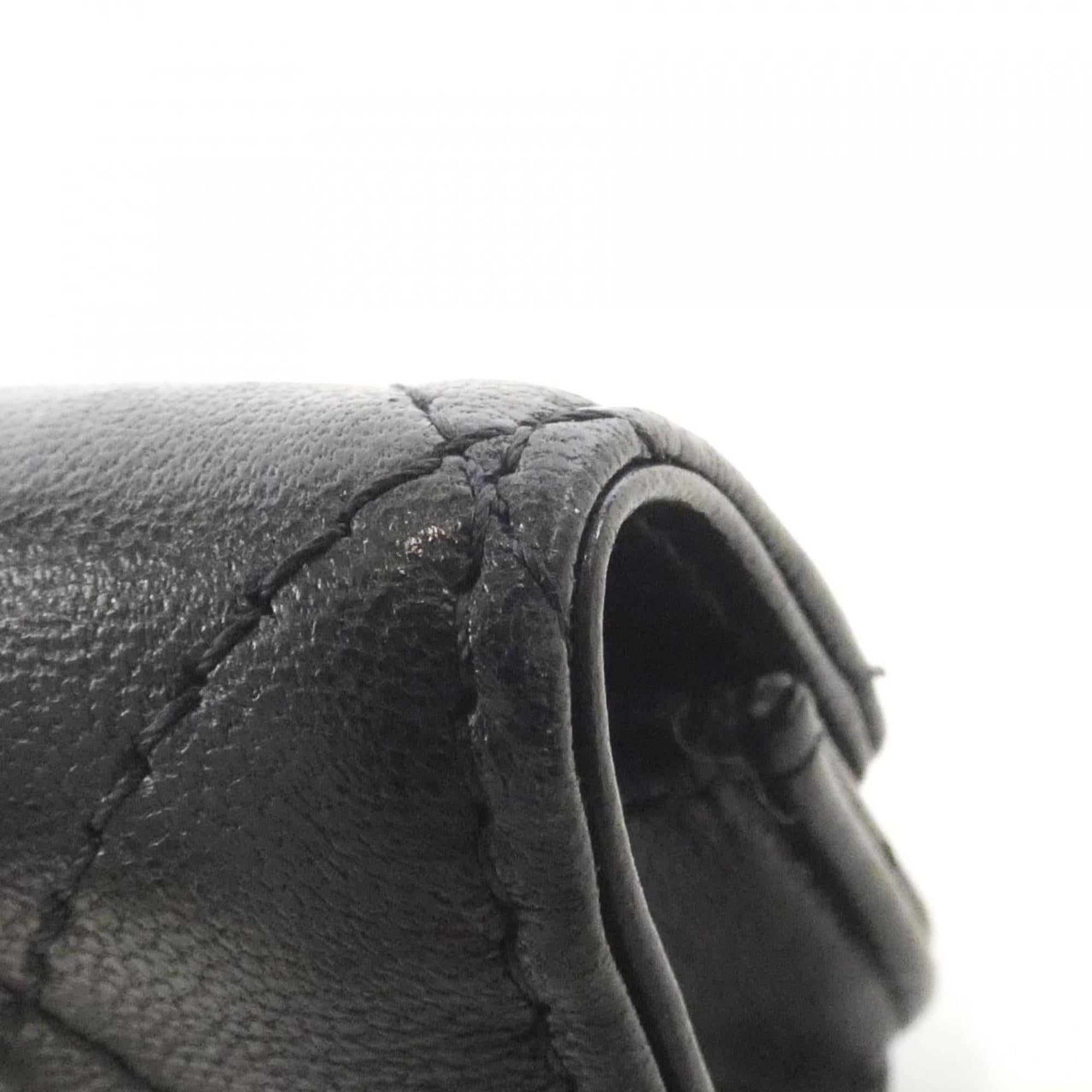 Chanel Black Leather Shoulder Bag (Pre-Owned)